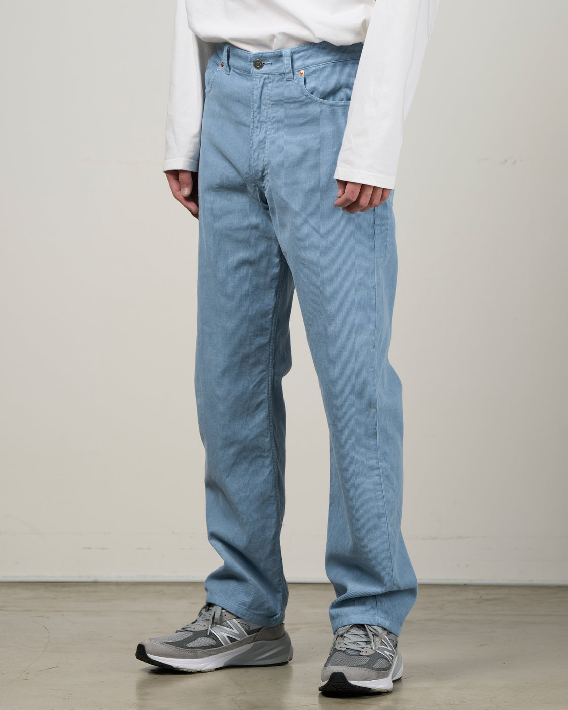 Dhalコーデュロイストレートパンツ横からの着用シルエット、16ウェル細畝の軽やかな質感、サックスブルー春夏向けボトムス、吸湿性通気性に優れた素材、日本製メンズパンツ