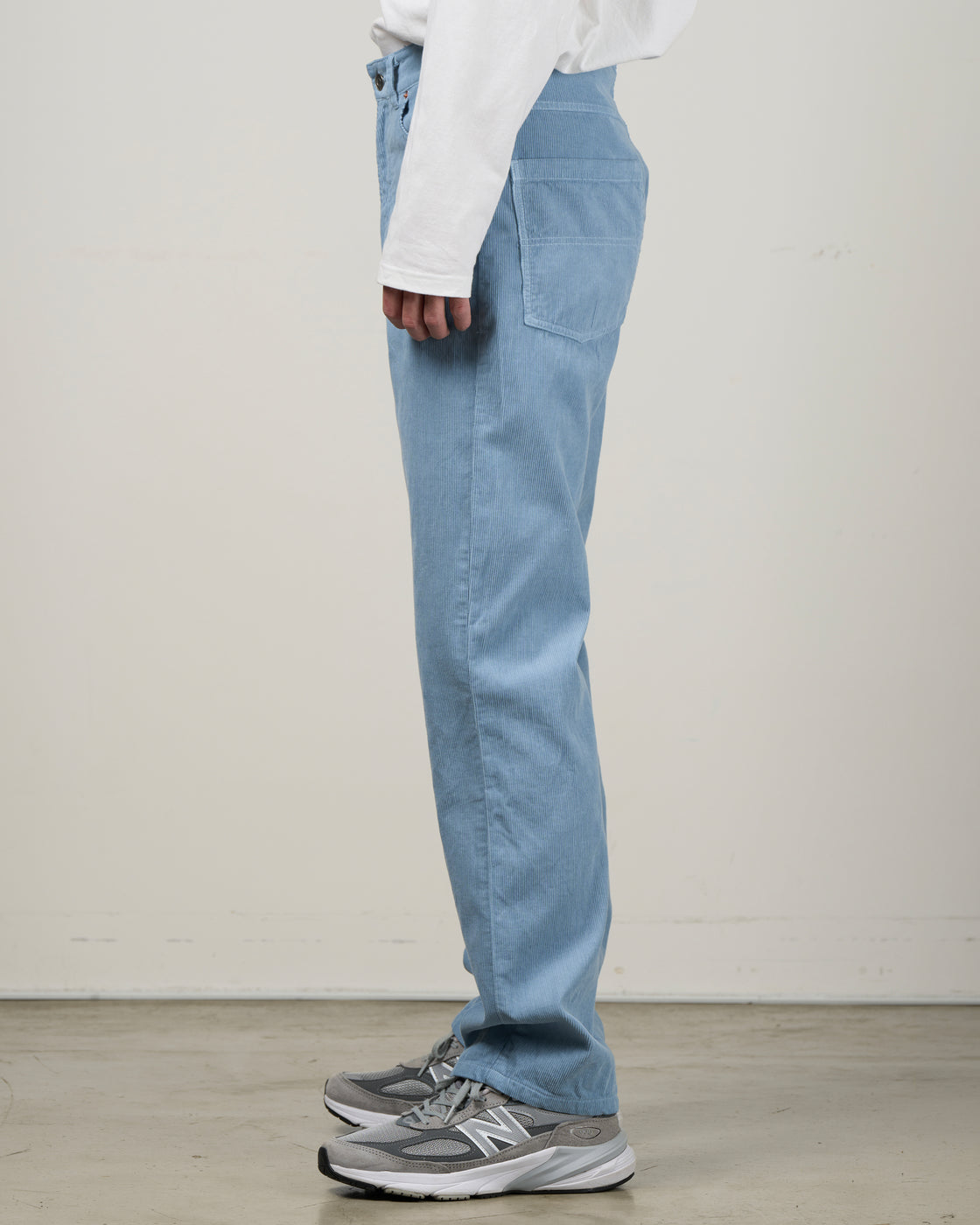 Dhal 16Wコーデュロイパンツ後ろ姿、サックスブルーストレートシルエット、バックポケットディテール、春夏サーファースタイル向けボトムス、Keylime Tokyo日本製パンツ
