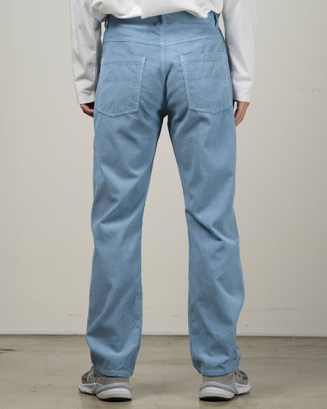 Dhalコーデュロイパンツ生地アップ、16ウェル細畝のテクスチャー詳細、サックスブルーの発色、吸湿性通気性に優れた春夏素材、日本製高品質コーデュロイ生地クローズアップ

