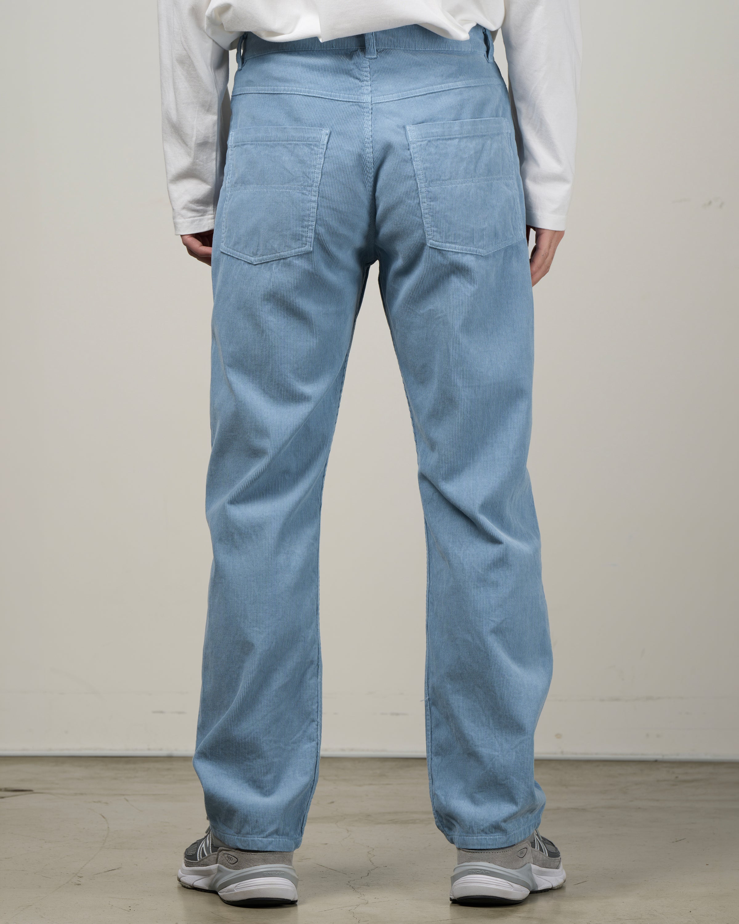 Dhalコーデュロイパンツ生地アップ、16ウェル細畝のテクスチャー詳細、サックスブルーの発色、吸湿性通気性に優れた春夏素材、日本製高品質コーデュロイ生地クローズアップ
