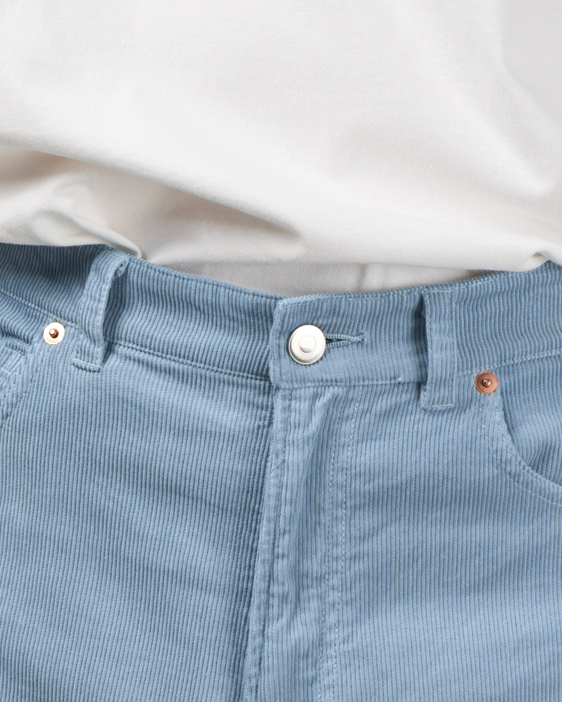 Dhal 16Wコーデュロイストレートパンツウエスト部分、ボタンとベルトループディテール、サックスブルー春夏向けパンツ仕様、日本製メンズボトムス細部、Keylime Tokyo