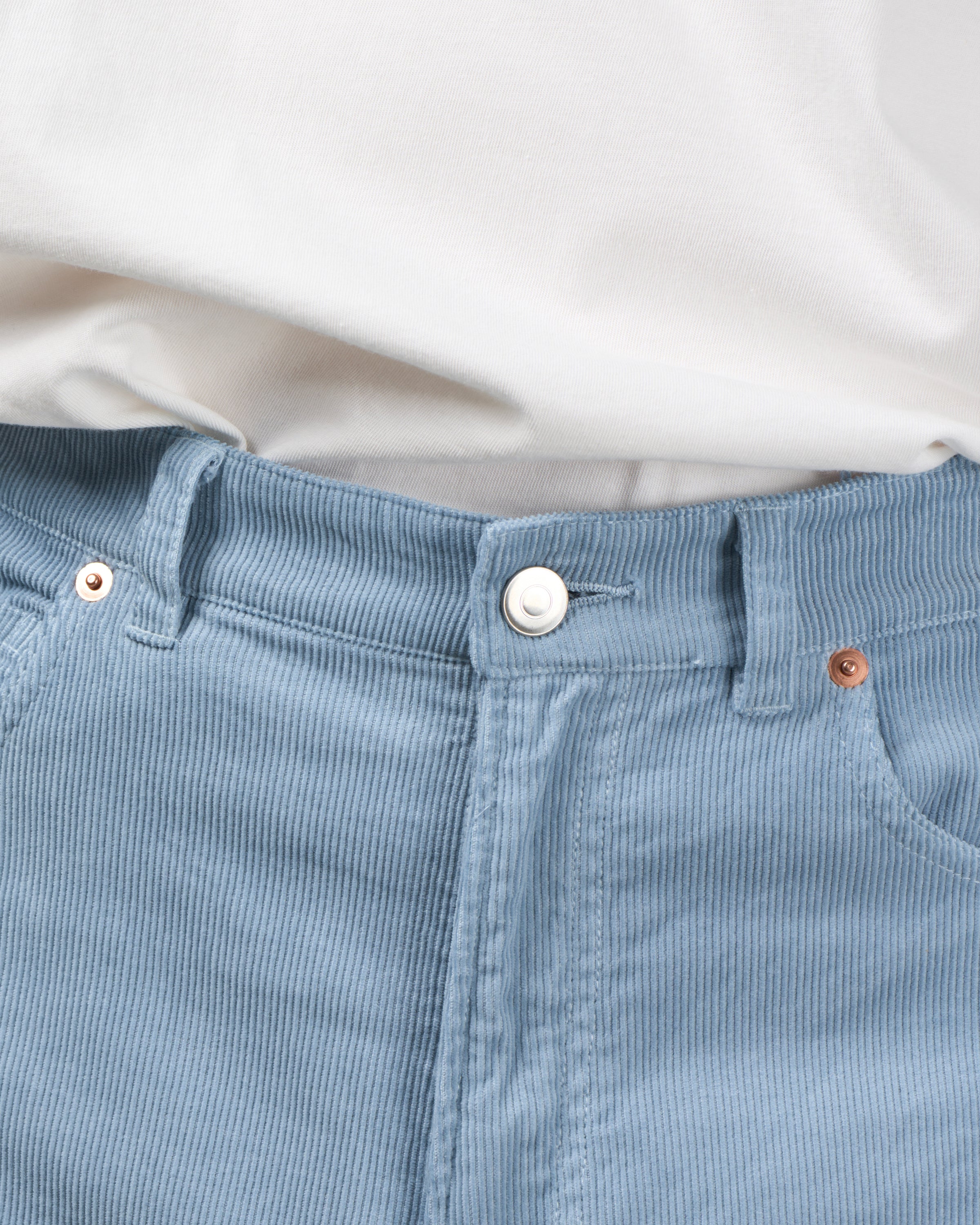 Dhal 16Wコーデュロイストレートパンツウエスト部分、ボタンとベルトループディテール、サックスブルー春夏向けパンツ仕様、日本製メンズボトムス細部、Keylime Tokyo