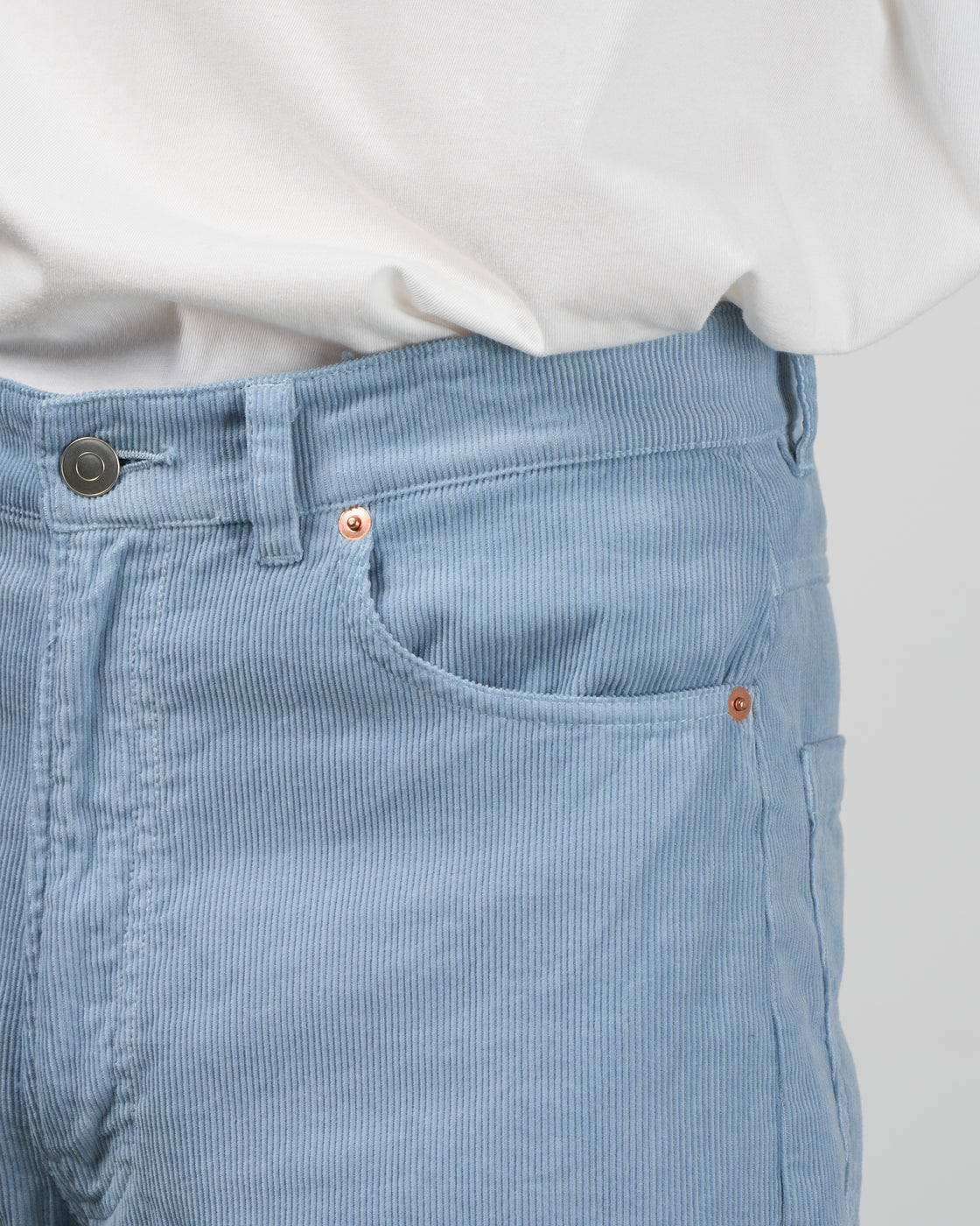 Dhalコーデュロイパンツ着用下半身アップ、16ウェル細畝ストレートシルエット、サックスブルー春夏スタイリング、サンダル合わせ推奨リラックススタイル、日本製メンズパンツ着こなし