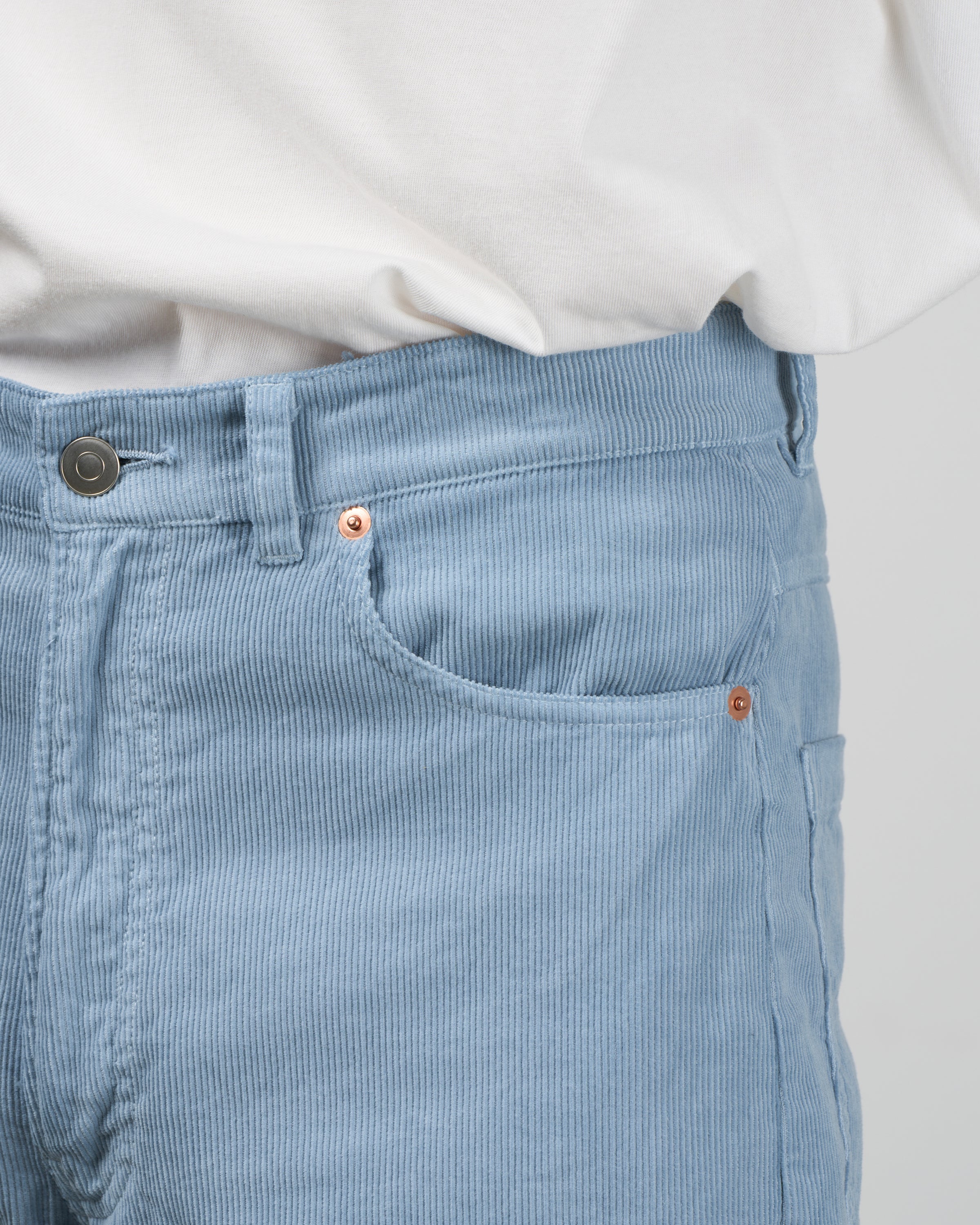 Dhalコーデュロイパンツ着用下半身アップ、16ウェル細畝ストレートシルエット、サックスブルー春夏スタイリング、サンダル合わせ推奨リラックススタイル、日本製メンズパンツ着こなし