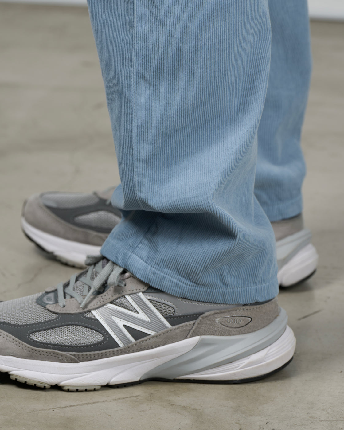 Dhalコーデュロイストレートパンツ別角度着用スタイル、サックスブルー16ウェル細畝、春夏コーディネート提案、吸湿性通気性素材、日本製メンズボトムスKeylime Tokyo取扱い