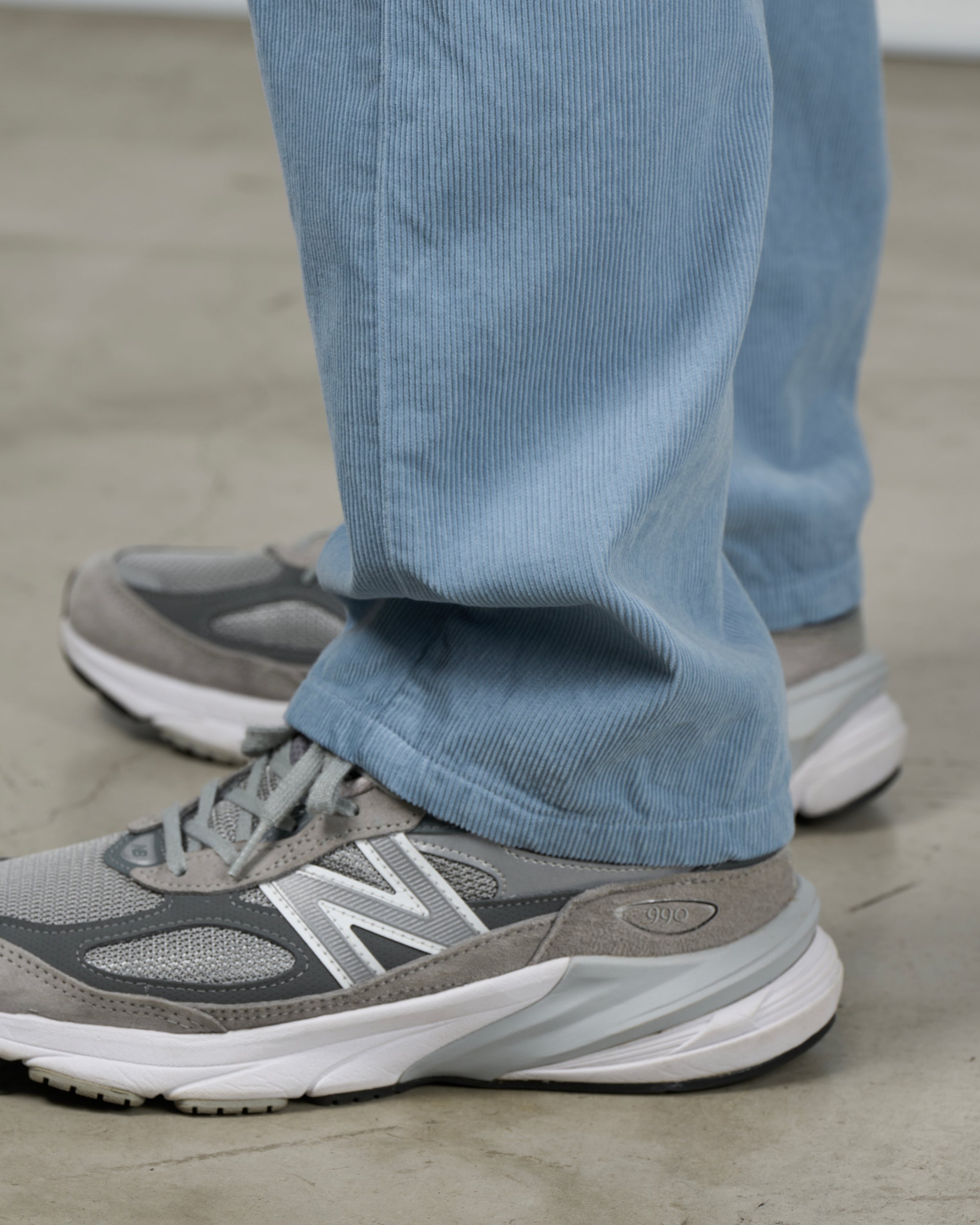 Dhalコーデュロイストレートパンツ別角度着用スタイル、サックスブルー16ウェル細畝、春夏コーディネート提案、吸湿性通気性素材、日本製メンズボトムスKeylime Tokyo取扱い