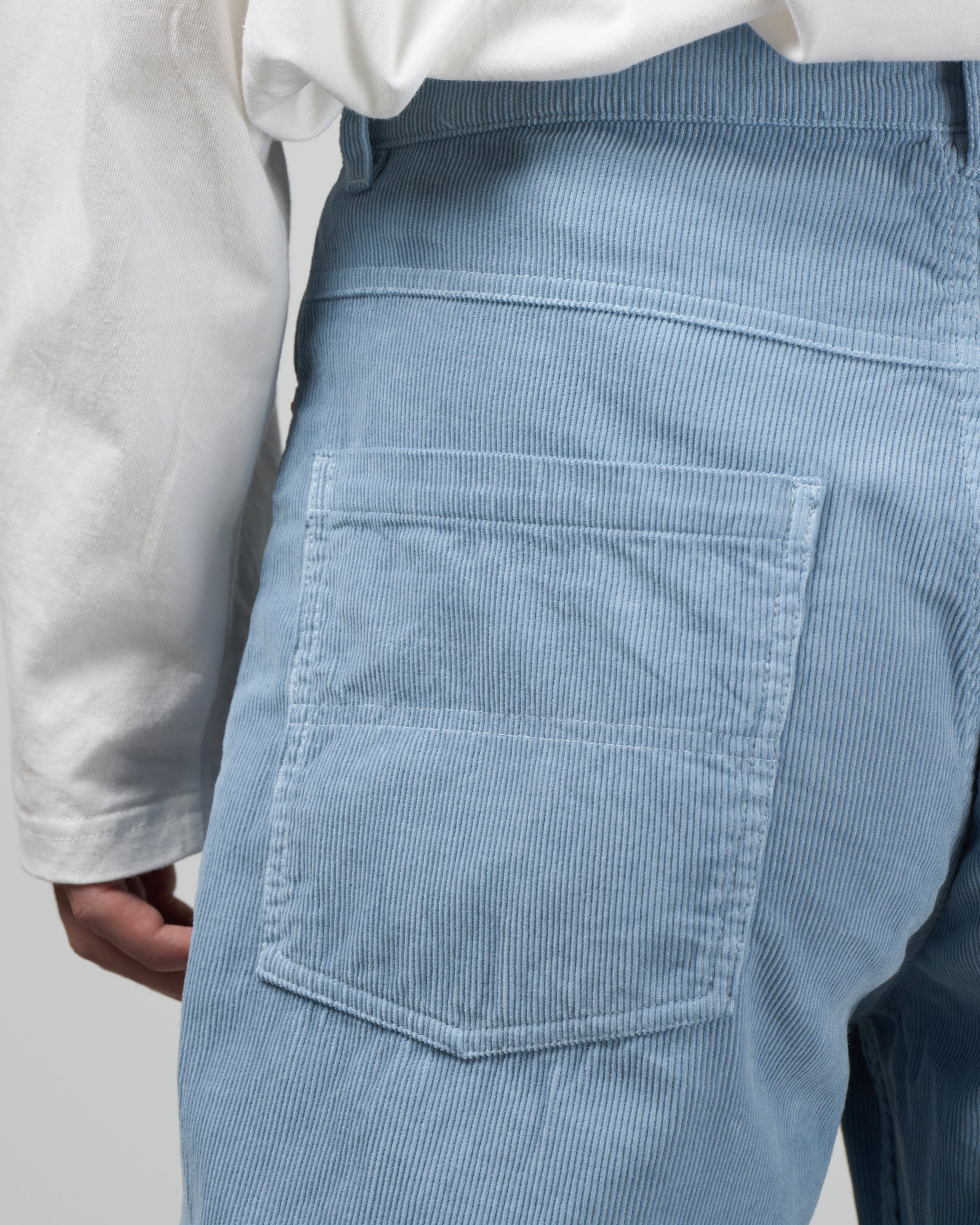 Dhal 16Wコーデュロイパンツ裾部分クローズアップ、細畝生地の質感とストレートカット、サックスブルー春夏向けボトムス、日本製高品質仕上げディテール、Keylime Tokyo