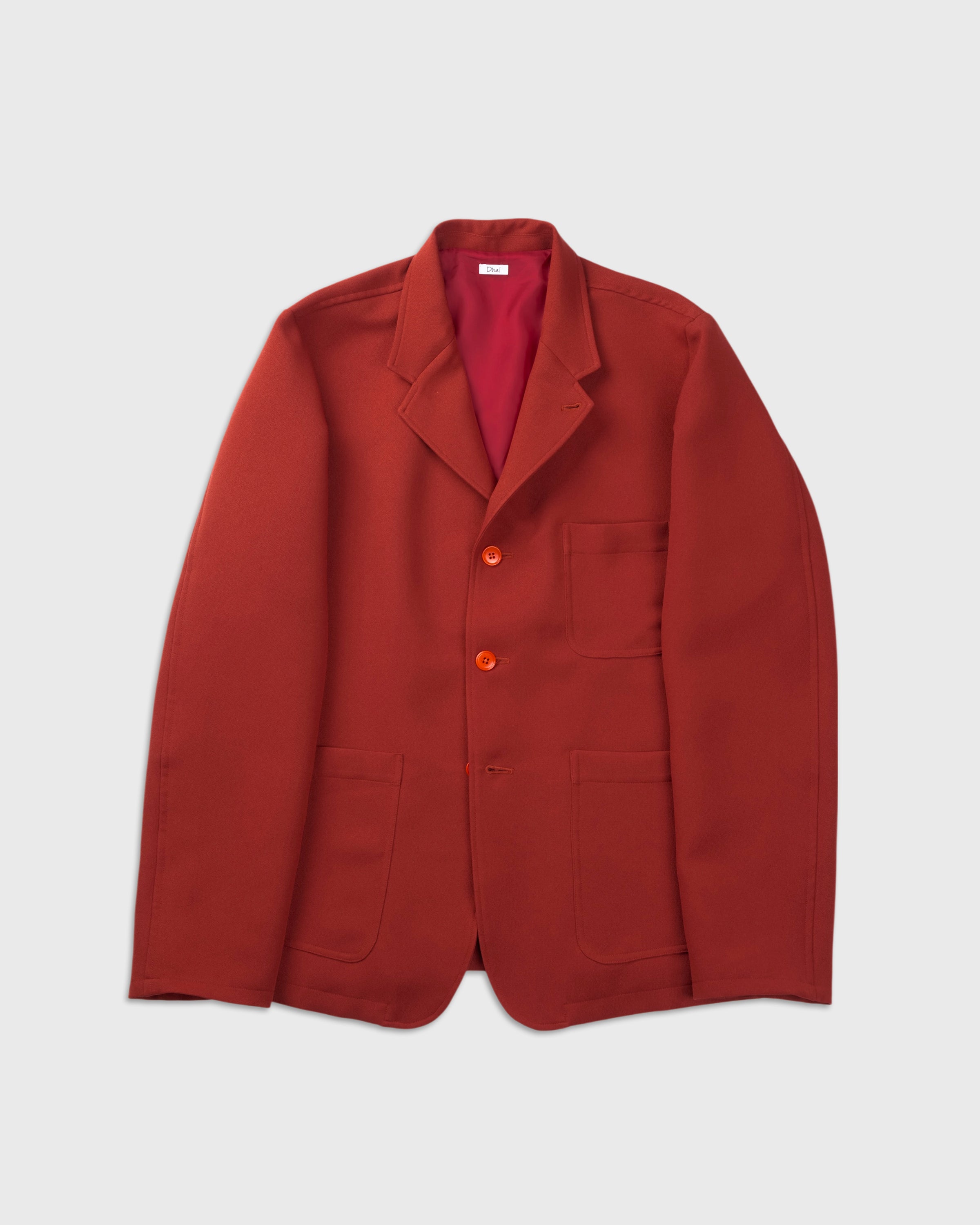 Dhal レンガ色ダブルフェイスジャージーテーラードジャケットの全身着用イメージ、3つボタンのクラシックなシルエット、ポリエステルウーリー糸の二重織り素材、軽量で膨らみのあるストレッチ性、日本製メンズジャケット、keylime Tokyo取扱、赤土を思わせる個性的なBrickカラー
