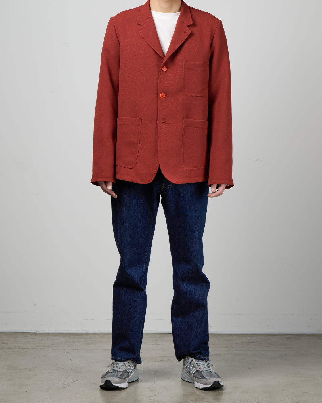 Dhal レンガ色ジャケットの胸元クローズアップ、3つボタンとラペルの仕立て詳細、ジャージー素材のほのかな光沢感、ボタンまでこだわった目を引くカラーリング、クラシックなテーラードデザイン、日本製メンズジャケット、keylime Tokyo