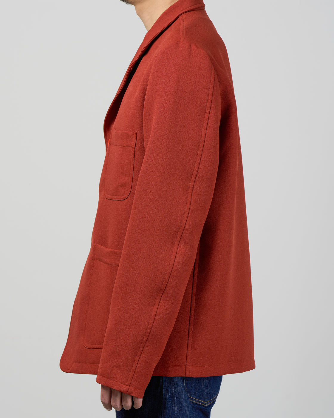 Dhal テーラードジャケットBrickのサイドビュー、美しいシルエットラインと着丈バランス、ポリエステルウーリー糸の軽量な二重織り素材、ストレッチ性のある快適な着心地、レンガ色の華やかさ、日本製メンズジャケット、keylime Tokyo取扱