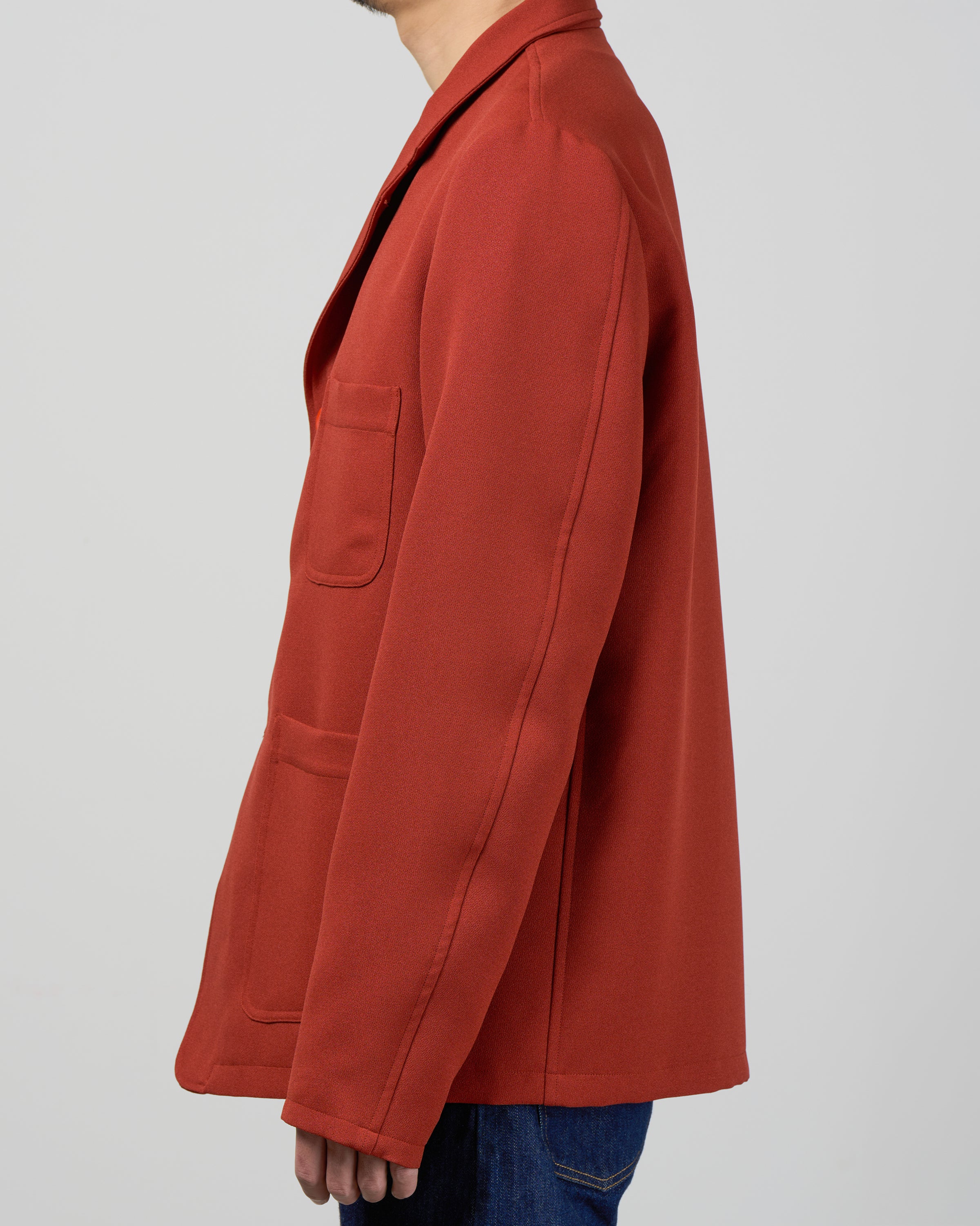 Dhal テーラードジャケットBrickのサイドビュー、美しいシルエットラインと着丈バランス、ポリエステルウーリー糸の軽量な二重織り素材、ストレッチ性のある快適な着心地、レンガ色の華やかさ、日本製メンズジャケット、keylime Tokyo取扱