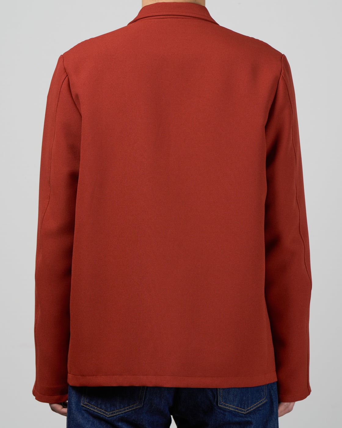 Dhal ジャージーテーラードジャケットのバックスタイル、背面から見た美しいシルエットと肩周りのデザイン、二重織りジャージー素材の膨らみ感、Brickカラーの裏地までこだわり抜かれたディテール、日本製、keylime Tokyo
