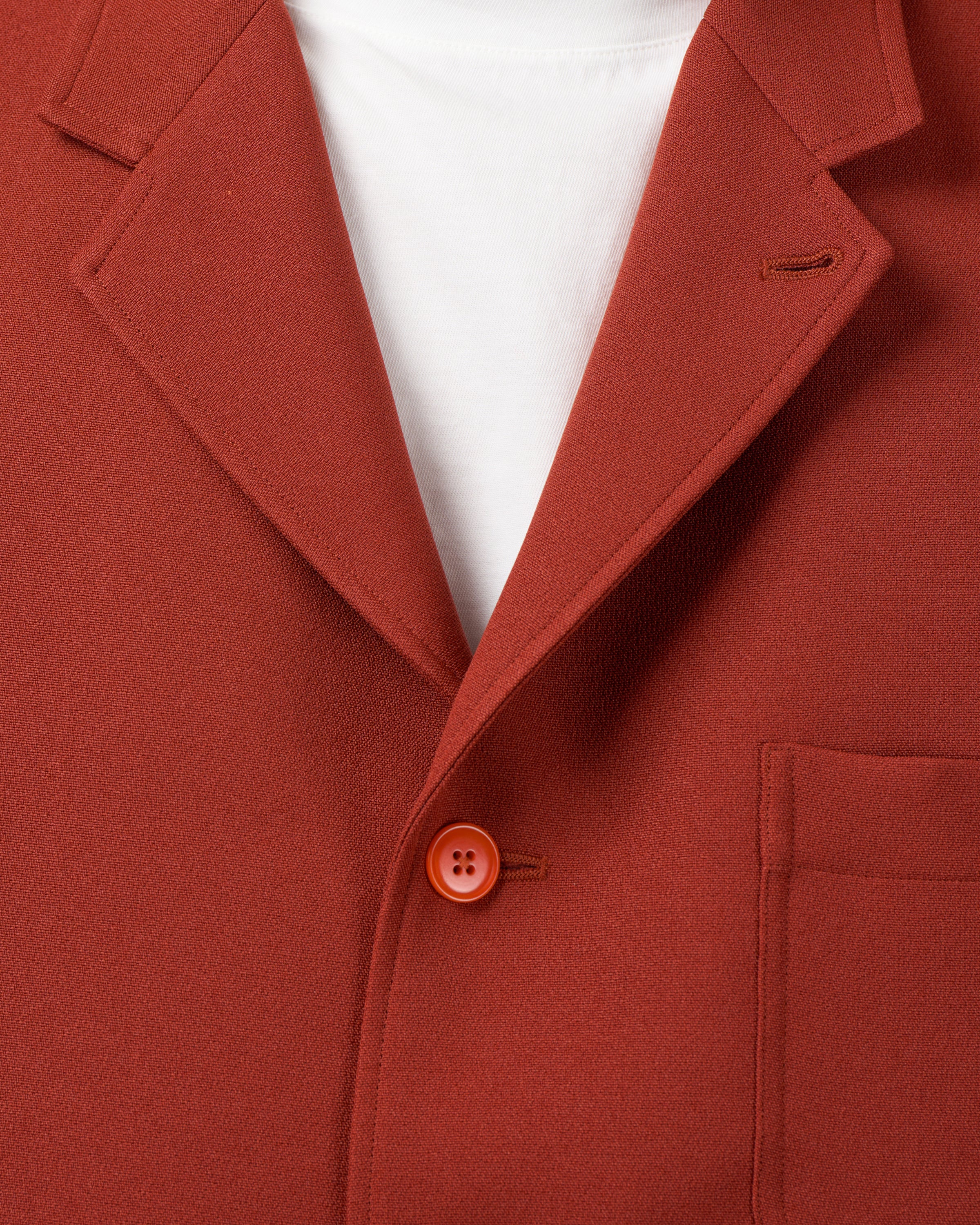 Dhal ダブルフェイスジャージージャケットの生地質感アップ、ポリエステルウーリー糸の二重織りテキスタイル、空気を含ませた加工による軽量性、通気性と耐久性を両立、シワになりにくい実用的な素材、レンガ色の絶妙なトーン、日本製、keylime Tokyo