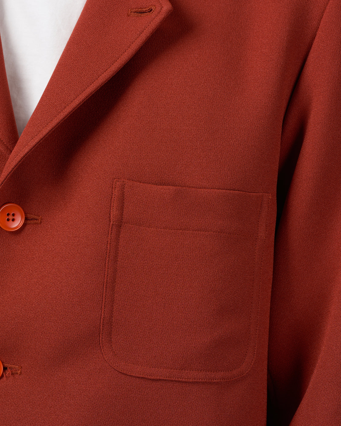 Dhal テーラードジャケットBrickの袖口ディテール、カフス部分のデザインと仕立て、ジャージー素材のストレッチ性と快適な着心地、ほのかな光沢感、日本製の丁寧な縫製、keylime Tokyo取扱、レンガ色の個性的なカラーリング