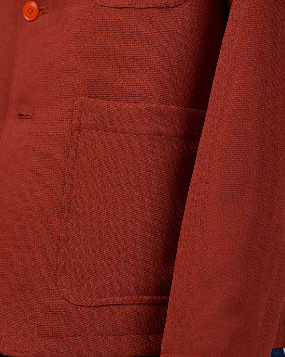 Dhal ジャージーテーラードジャケットの着用イメージ別アングル、3つボタンのクラシックなシルエット、軽量で膨らみのある二重織り素材、赤土を思わせるBrickカラーがスタイリングに華やかさをもたらす、日本製メンズジャケット、keylime Tokyo
