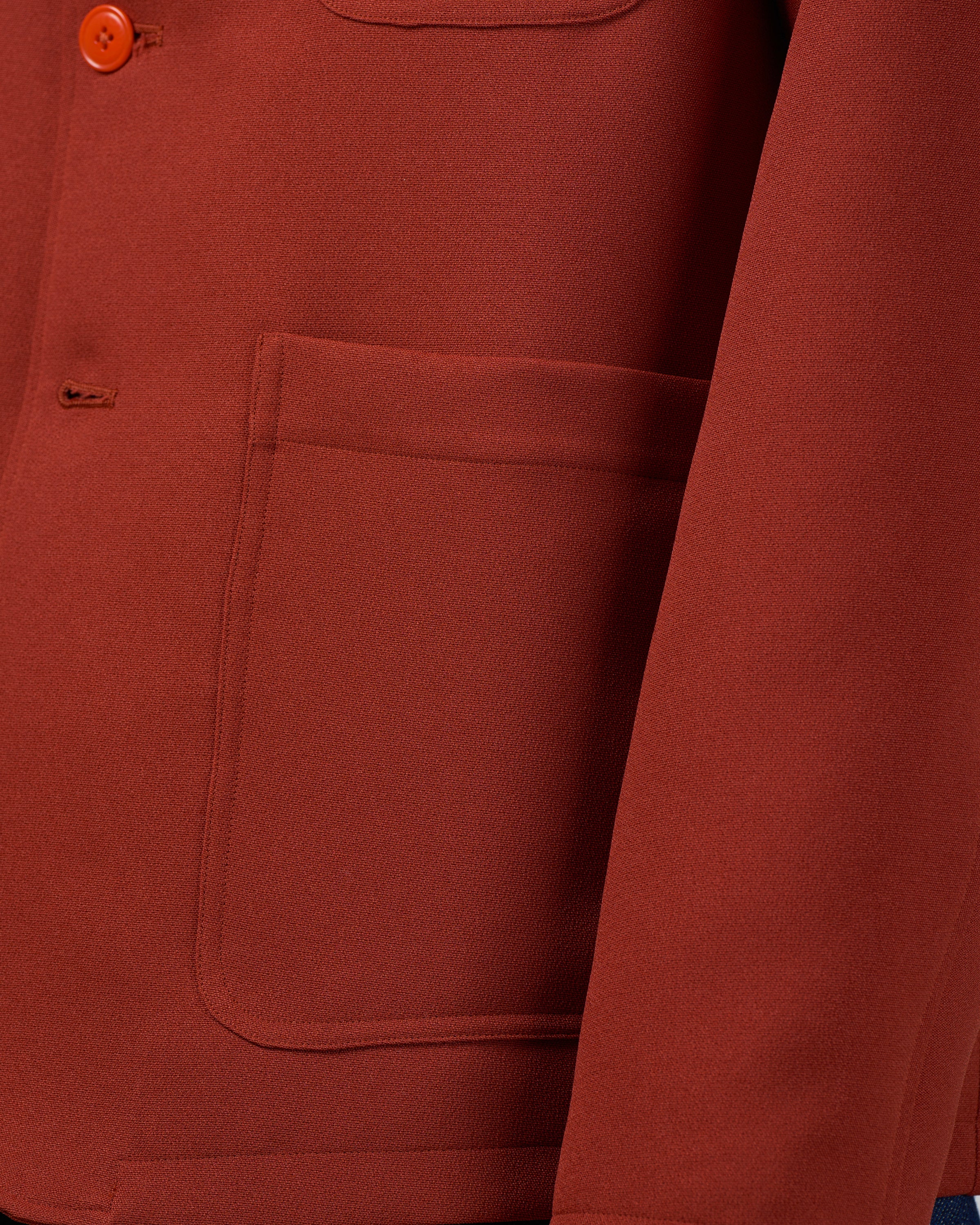 Dhal ジャージーテーラードジャケットの着用イメージ別アングル、3つボタンのクラシックなシルエット、軽量で膨らみのある二重織り素材、赤土を思わせるBrickカラーがスタイリングに華やかさをもたらす、日本製メンズジャケット、keylime Tokyo
