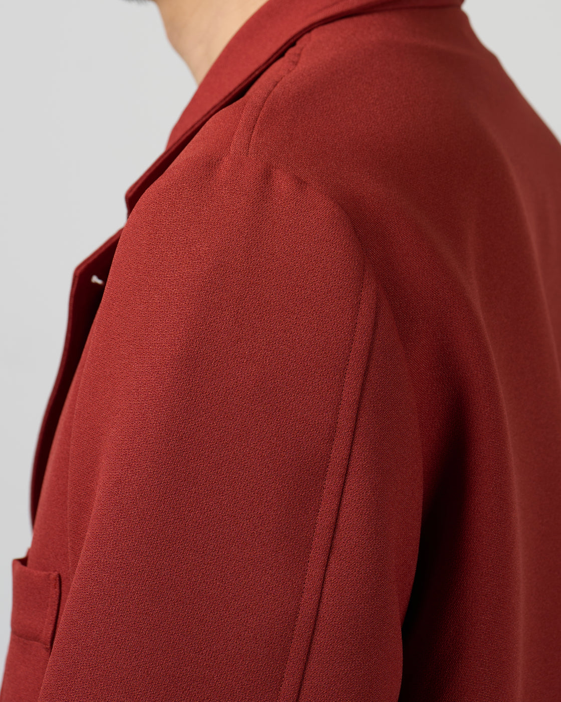 Dhal レンガ色ジャケットの裏地ディテール、ボタンや裏地までこだわり抜かれた目を引くカラーリング、二重織りジャージー素材の仕立て、日本製の品質、ポリエステルウーリー糸の特性、keylime Tokyo取扱、個性的なBrickカラー
