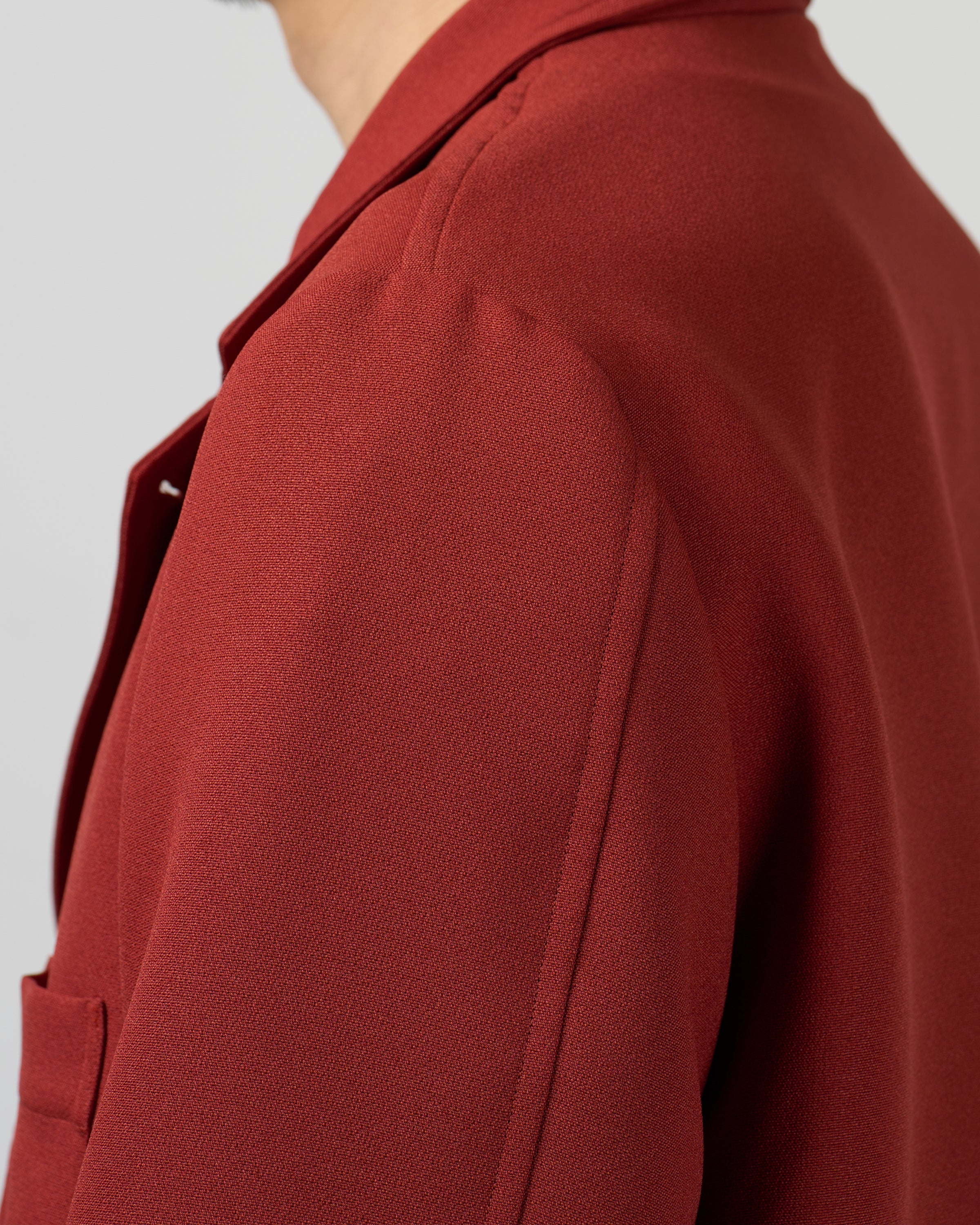 Dhal レンガ色ジャケットの裏地ディテール、ボタンや裏地までこだわり抜かれた目を引くカラーリング、二重織りジャージー素材の仕立て、日本製の品質、ポリエステルウーリー糸の特性、keylime Tokyo取扱、個性的なBrickカラー
