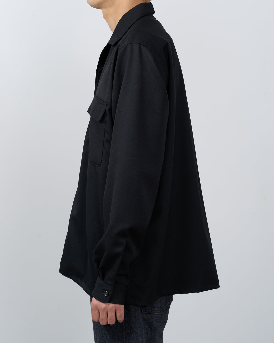 ウールギャバジンオープンカラーシャツ（ブラック）の袖口とカフス部分の詳細写真。Dhal brand sleeve cuff detail wool gabardine quality