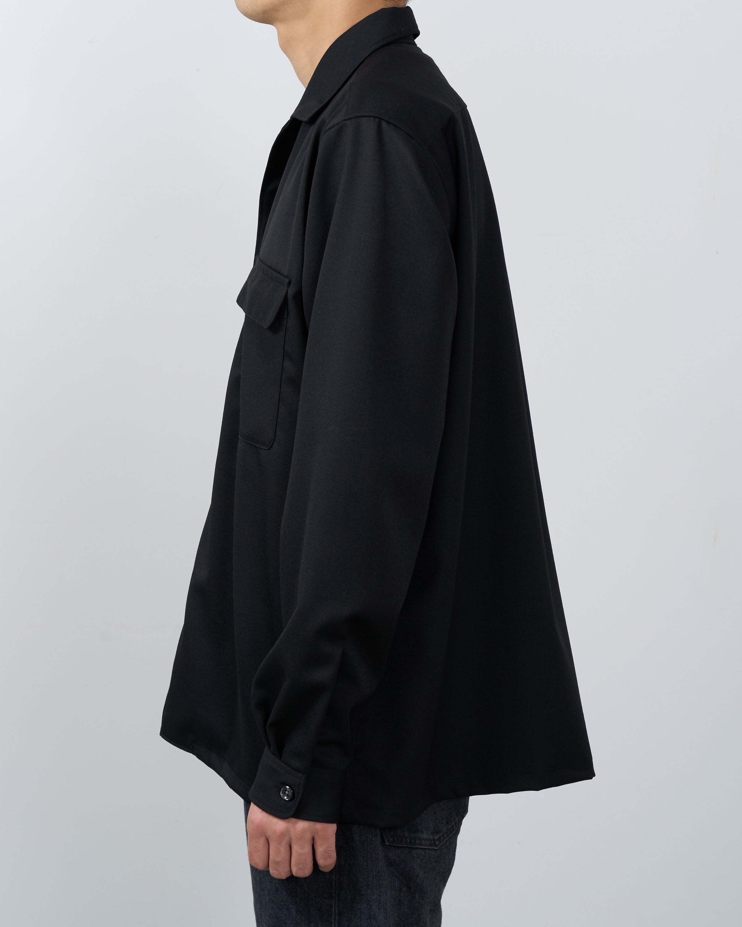 ウールギャバジンオープンカラーシャツ（ブラック）の袖口とカフス部分の詳細写真。Dhal brand sleeve cuff detail wool gabardine quality