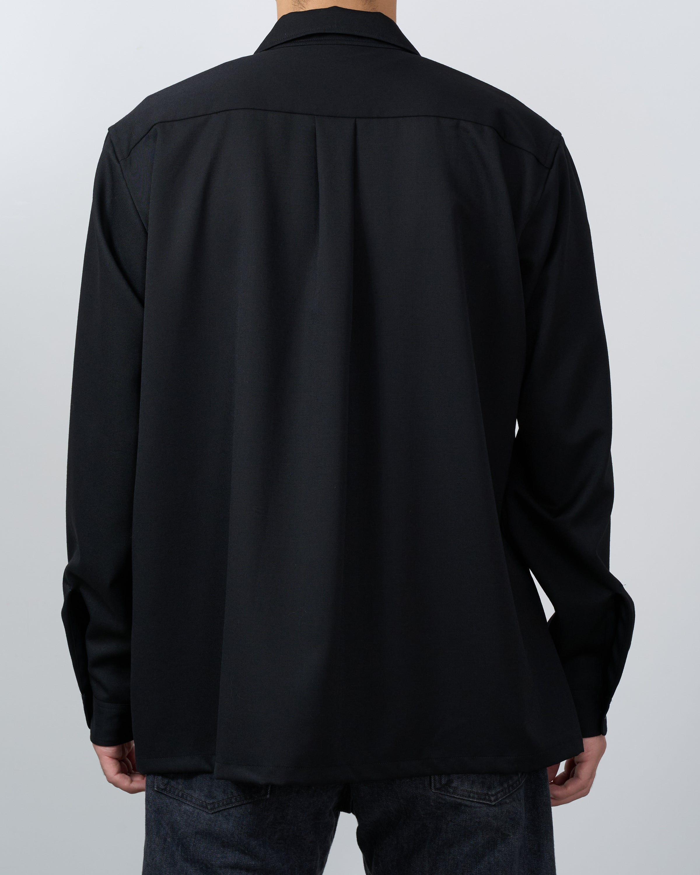 Dhalブラックウールギャバジンシャツを着用したモデルの後ろ姿全身写真。Open collar shirt back view Japanese made premium menswear