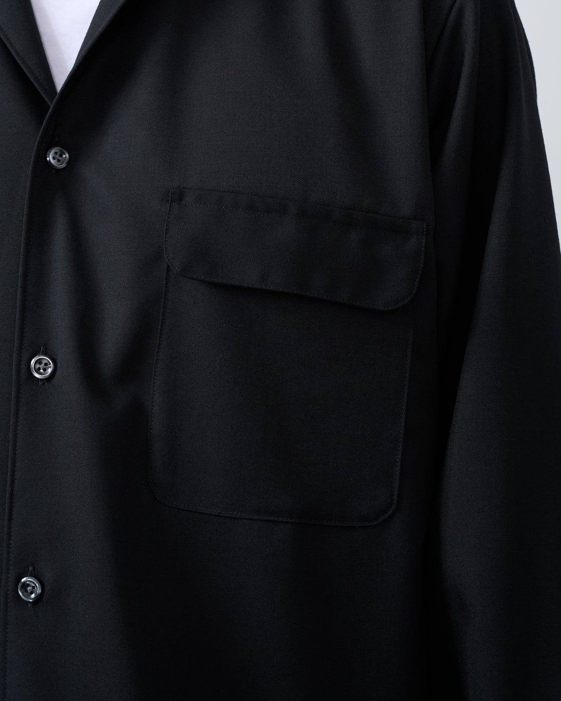 Dhalオープンカラーシャツ（ブラック）を着用したモデルの斜め前からの全身スタイリング写真。Wool gabardine shirt styling Japanese fashion