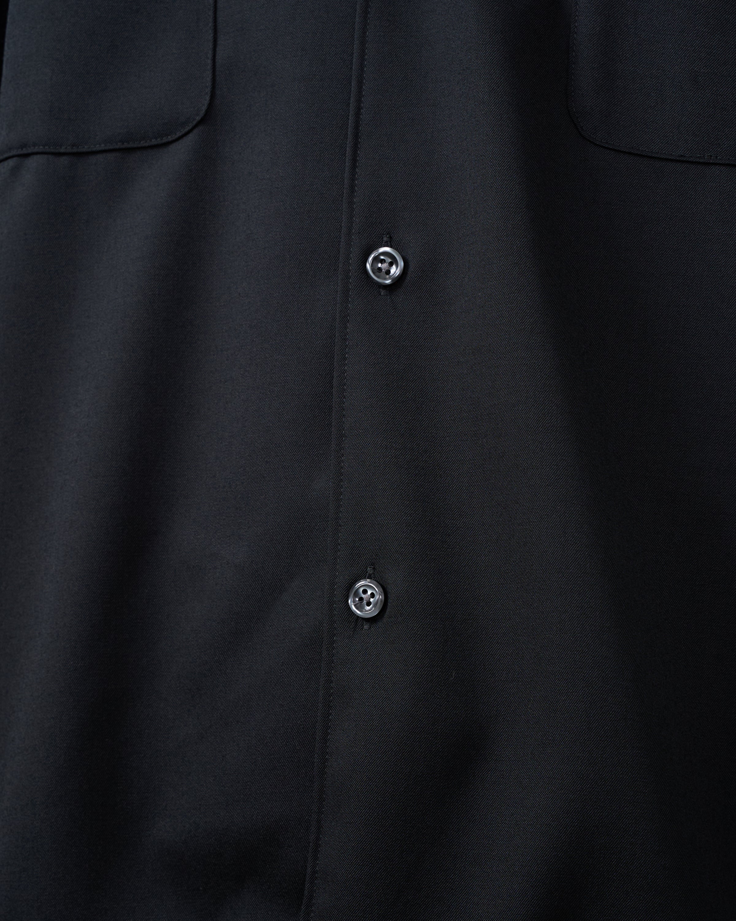 ブラックウールギャバジンオープンカラーシャツの胸ポケット部分とボタンホールの詳細写真。Dhal shirt pocket detail craftsmanship quality