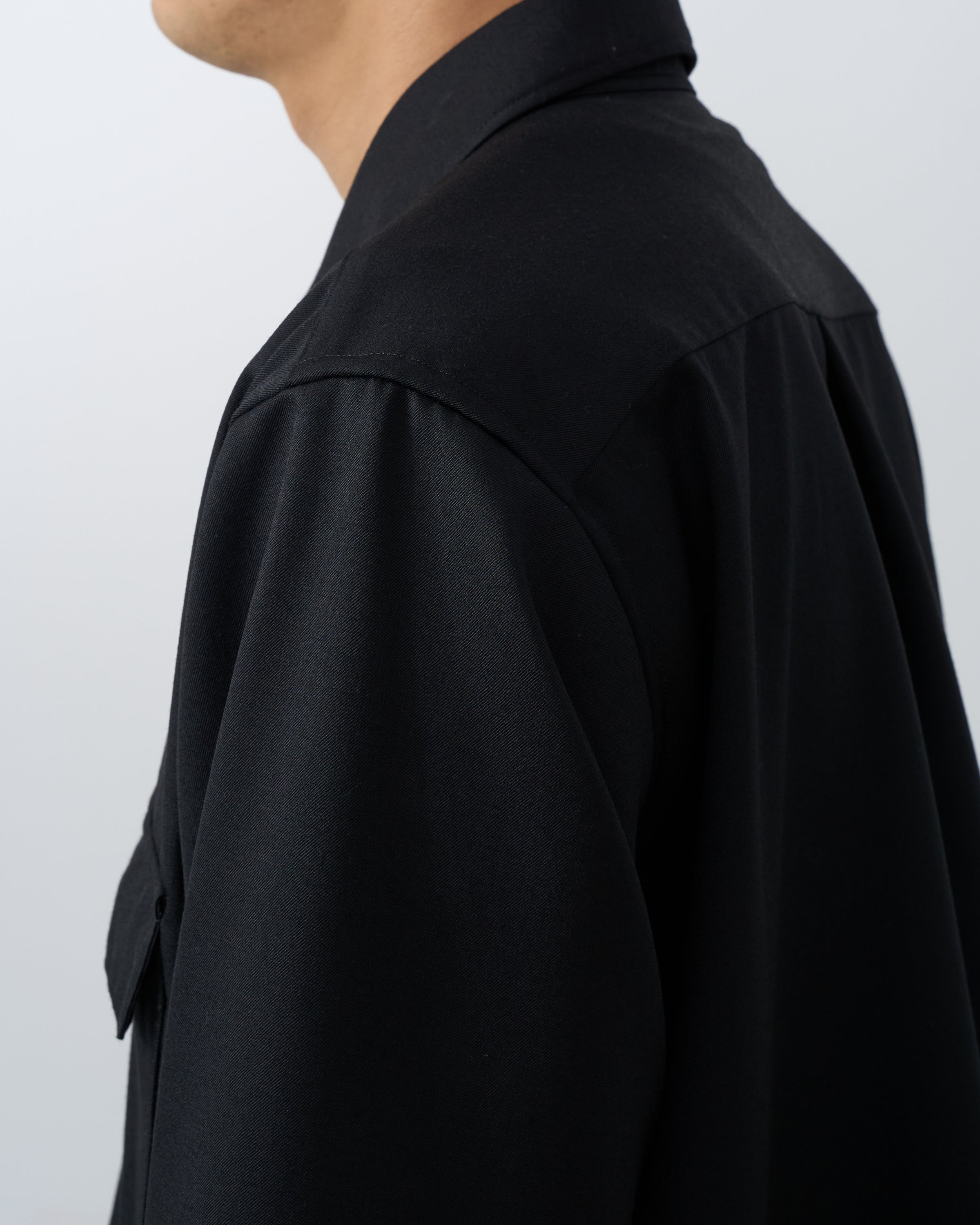 Dhalウールギャバジンシャツ（ブラック）のハンガー掛け商品写真。Open collar shirt product photography wool gabardine Japanese made