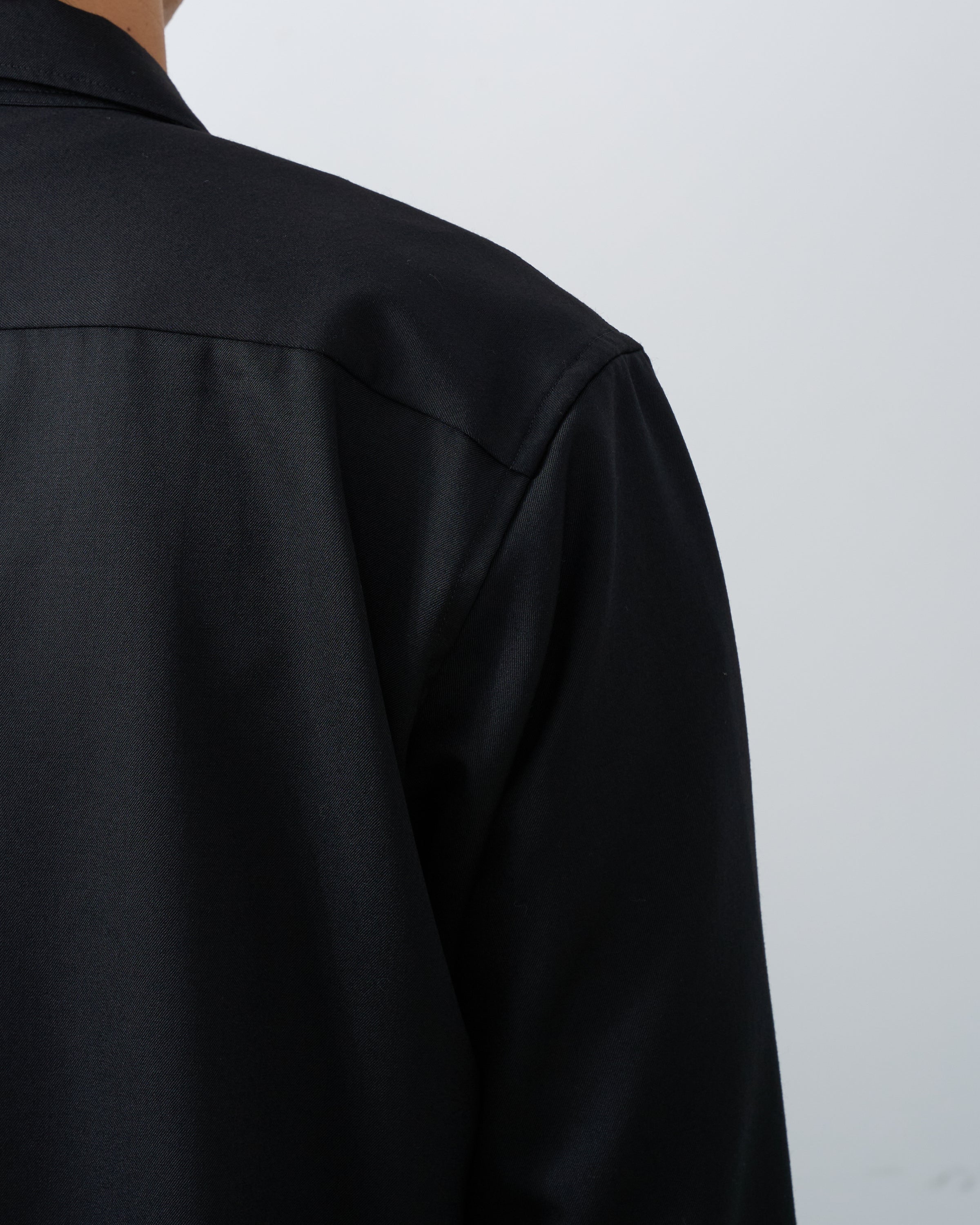 Dhalウールギャバジンシャツ（ブラック）の全体シルエットが分かる平置き商品写真。Open collar shirt flat lay wool gabardine silhouette