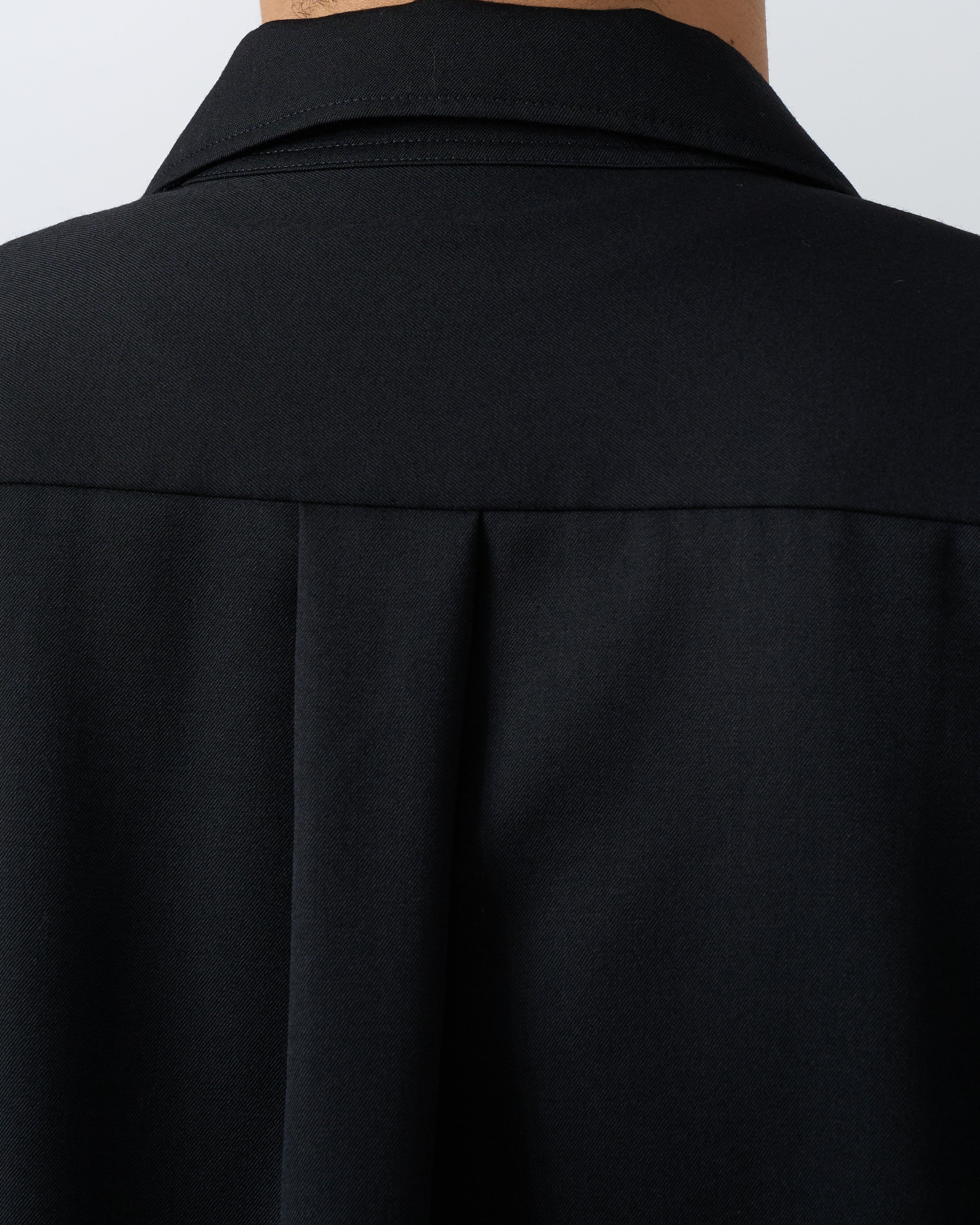 ブラックウールギャバジンオープンカラーシャツの肩部分とヨーク縫製の詳細写真。Dhal brand shoulder construction premium tailoring detail
