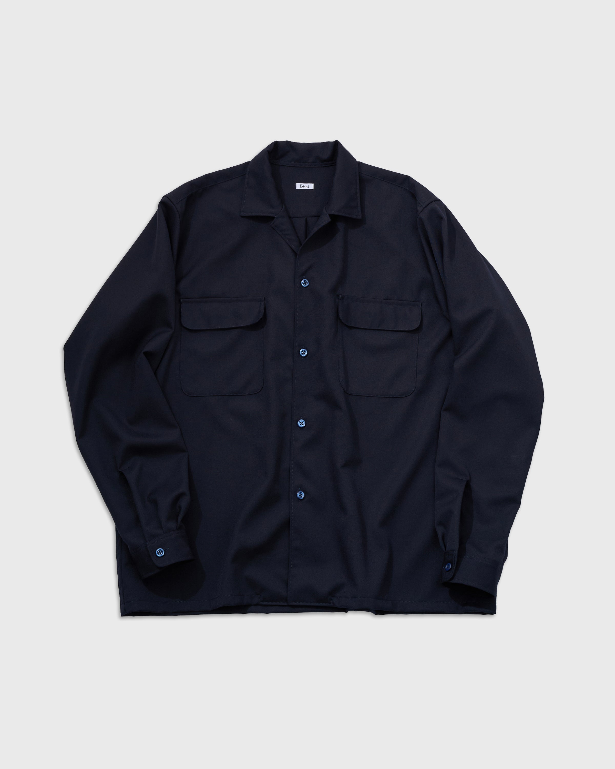 Dhalブランドのウールギャバジン製オープンカラーシャツ、ネイビーカラーの正面全体像。Wool gabardine open collar shirt navy front view