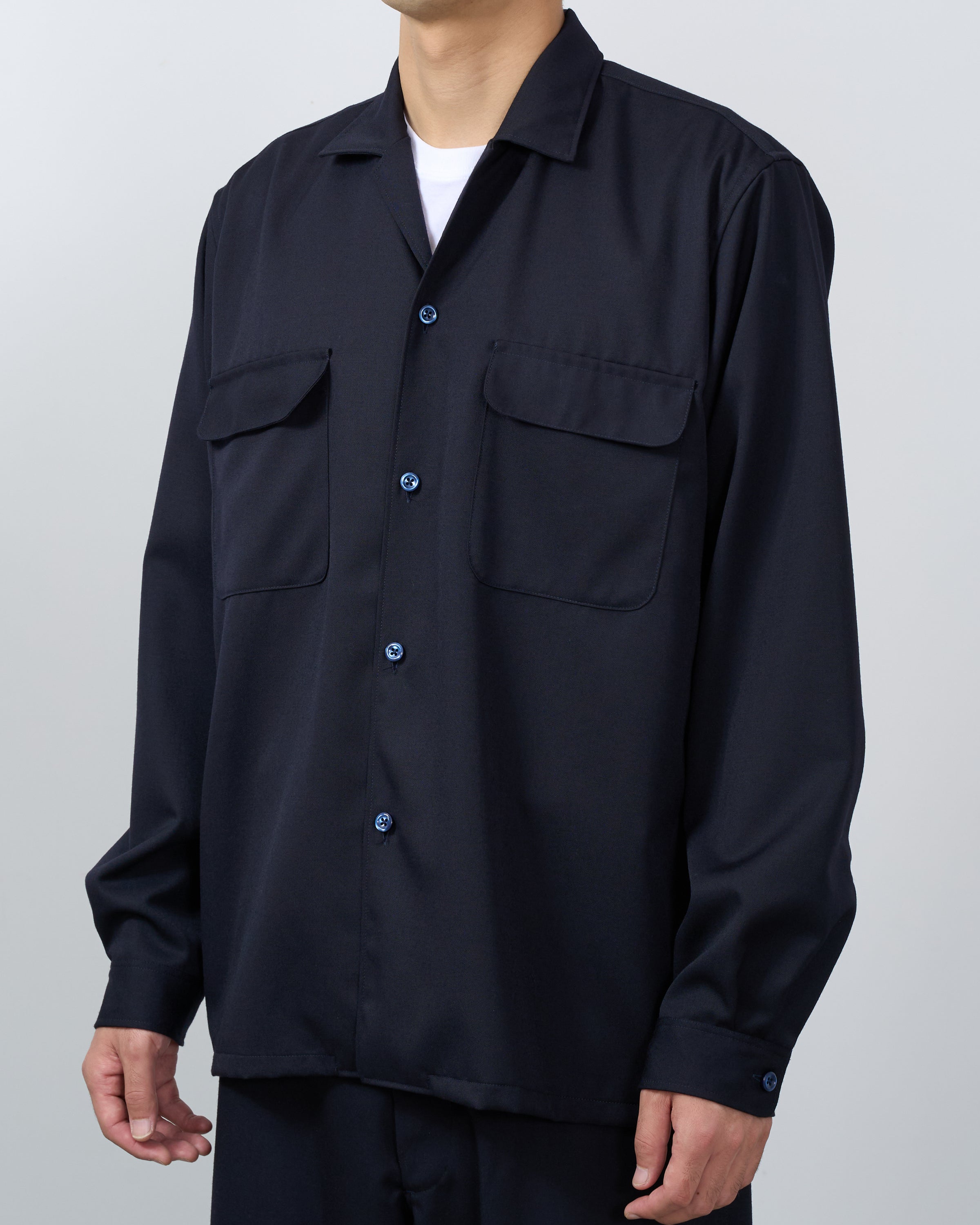 Dhalウールギャバジンシャツの側面スタイリング、シルエットと着心地の良さが分かる角度。Side silhouette wool gabardine shirt