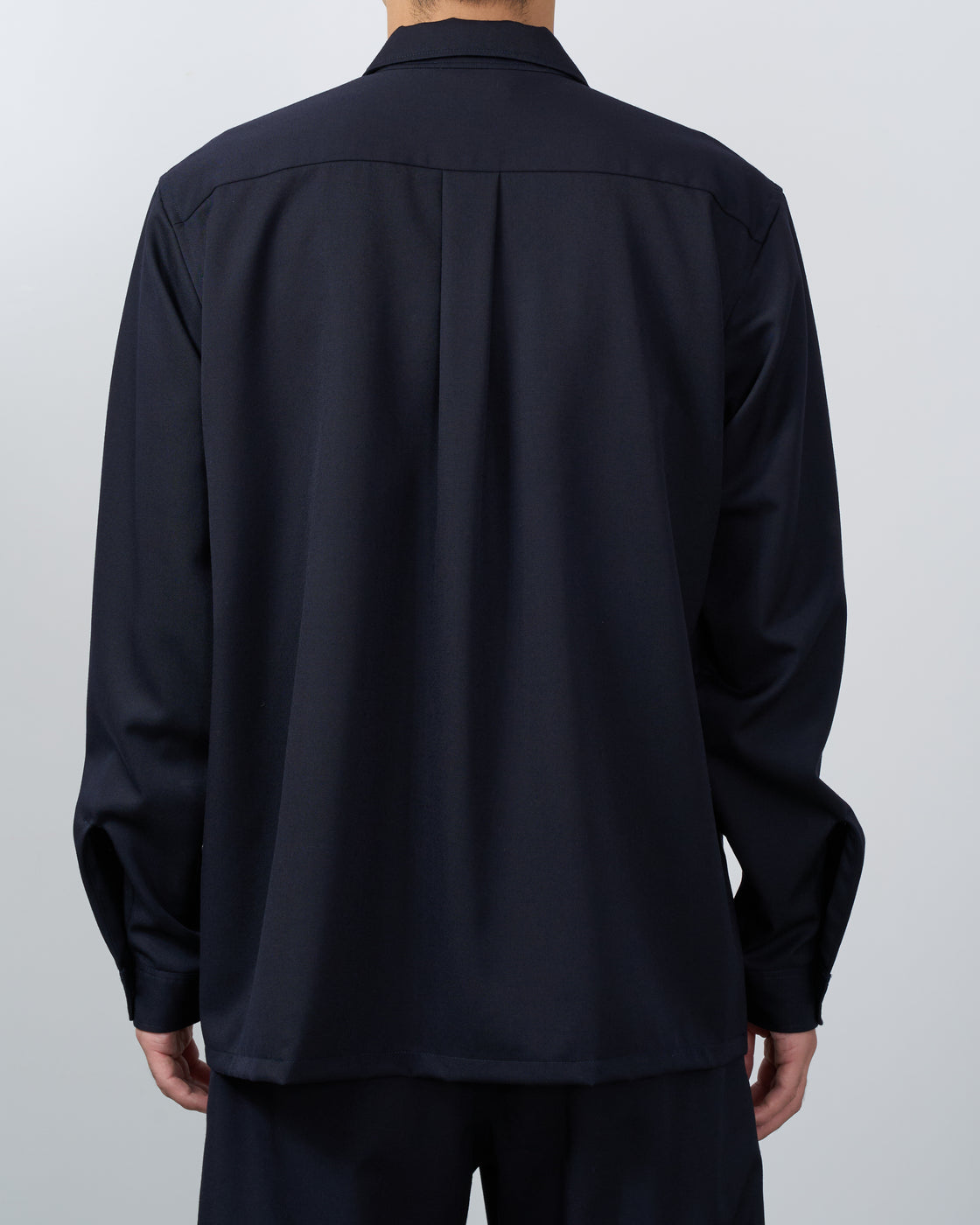 イビーウールギャバシャツの背面全体、バックスタイルとフィット感を確認できるアングル。Back view navy wool gaba shirt fit