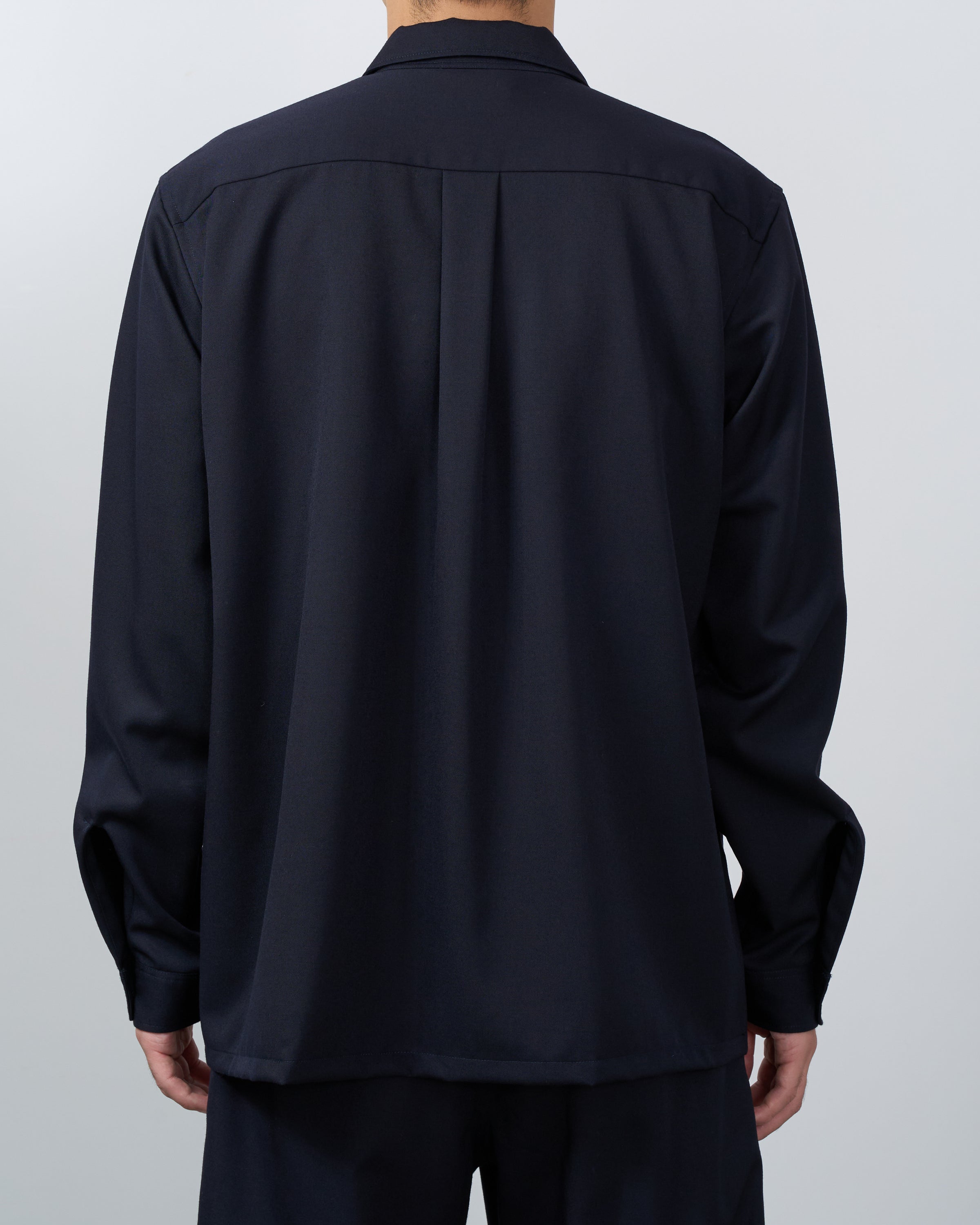 イビーウールギャバシャツの背面全体、バックスタイルとフィット感を確認できるアングル。Back view navy wool gaba shirt fit