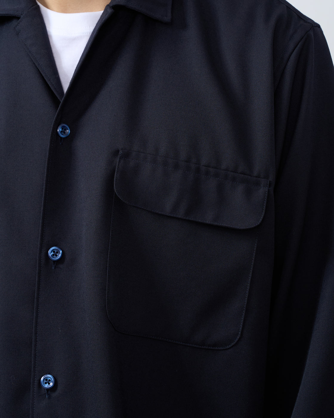 Dhalオープンカラーシャツの袖部分詳細、ウールギャバジンの織りと仕上がりの美しさ。Sleeve detail wool gabardine texture