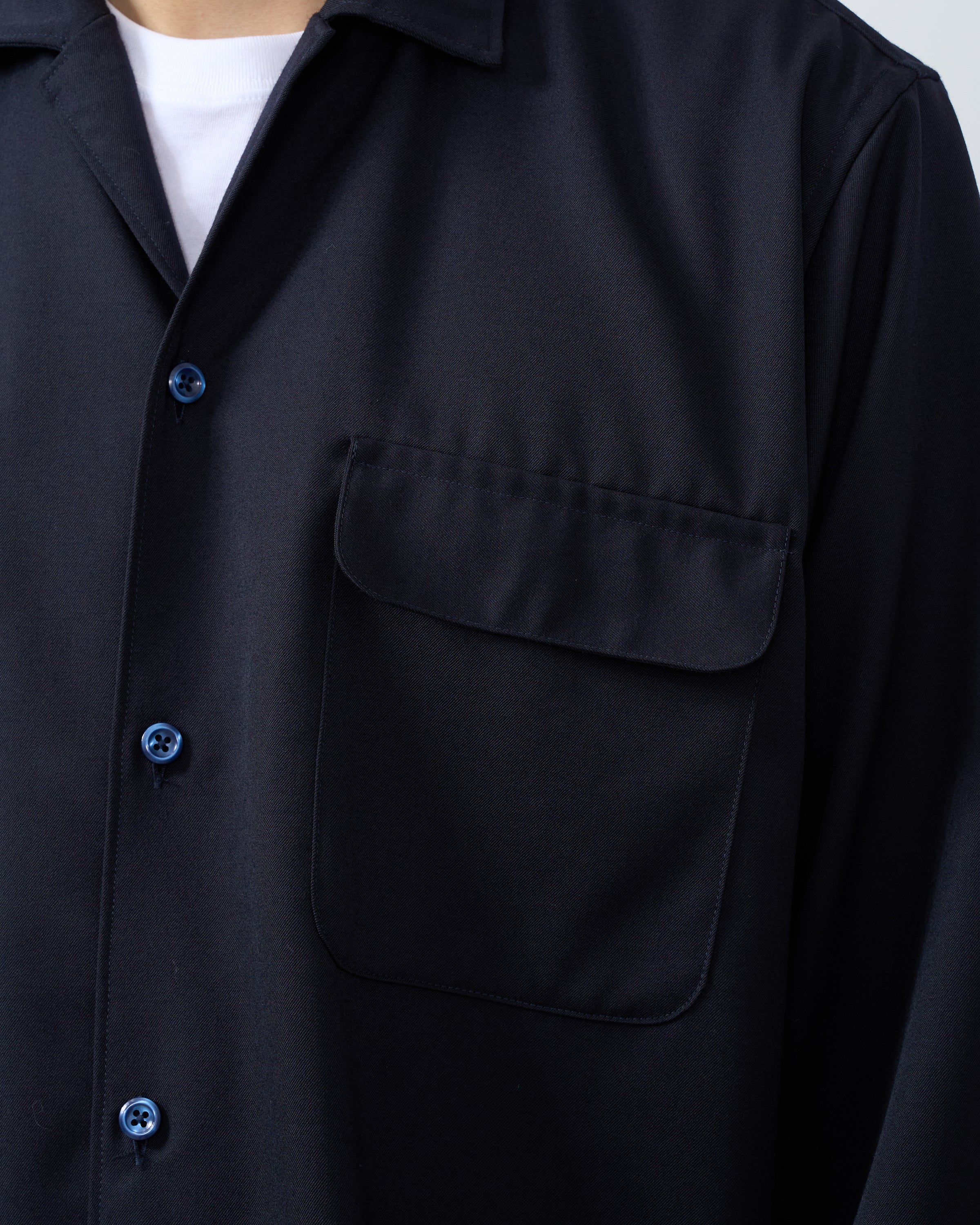 Dhalオープンカラーシャツの袖部分詳細、ウールギャバジンの織りと仕上がりの美しさ。Sleeve detail wool gabardine texture