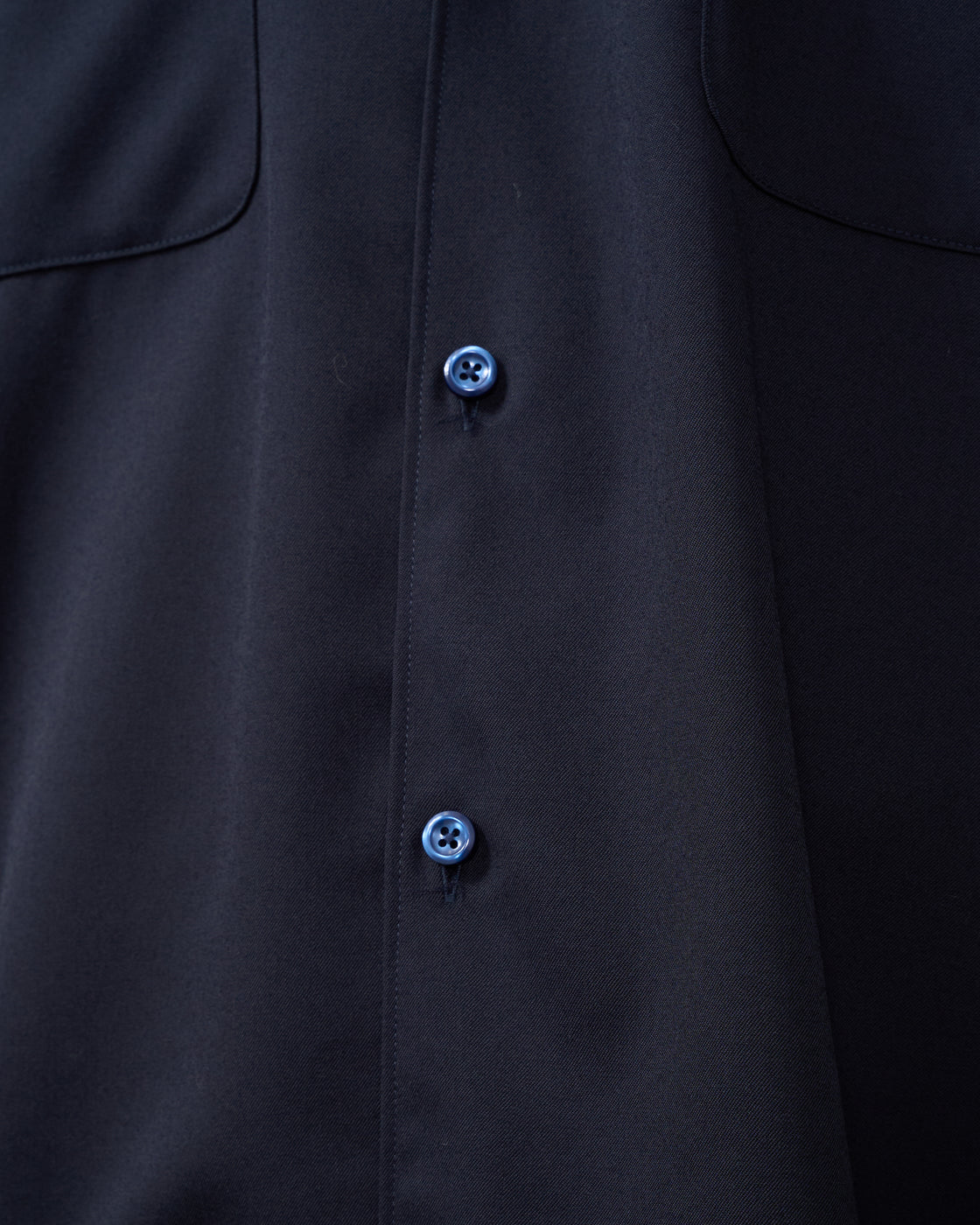 ネイビーシャツの全身コーディネート例、カジュアルからフォーマルまで対応する万能性。Full body styling navy shirt versatile