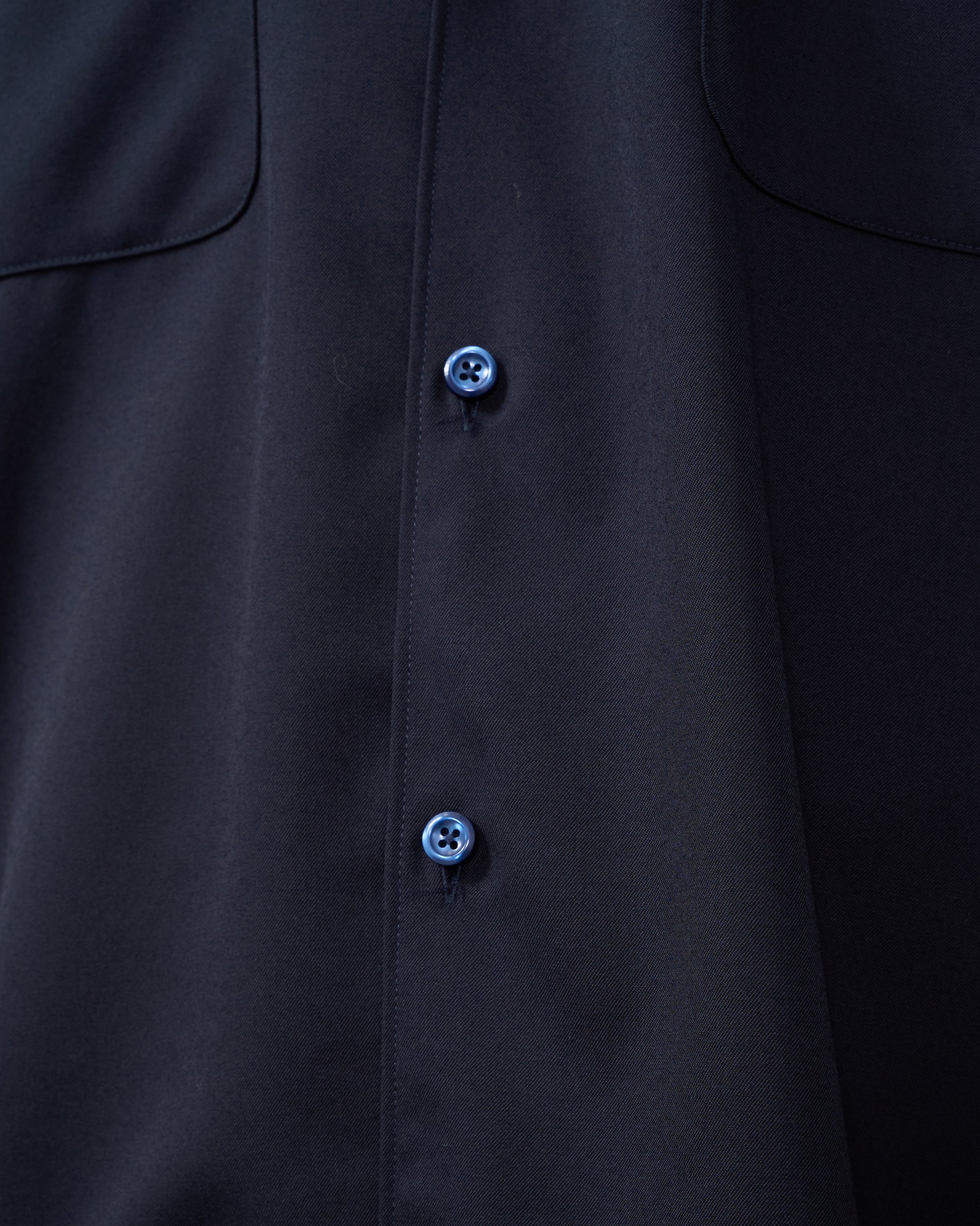 ネイビーシャツの全身コーディネート例、カジュアルからフォーマルまで対応する万能性。Full body styling navy shirt versatile