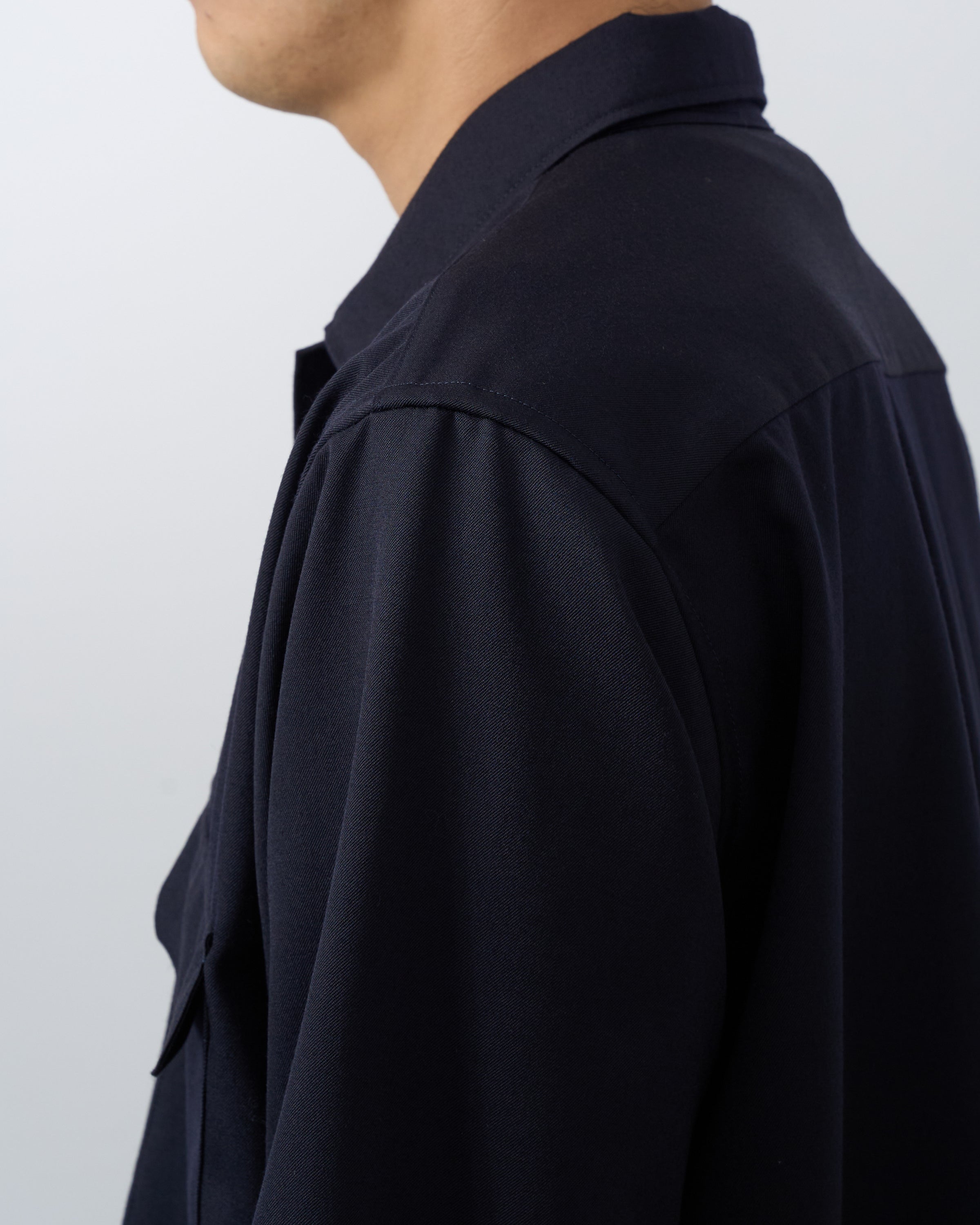 ウールギャバオープンカラーシャツの斜め前からの角度、立体的なシルエットと品の良さ。Diagonal front view elegant silhouette