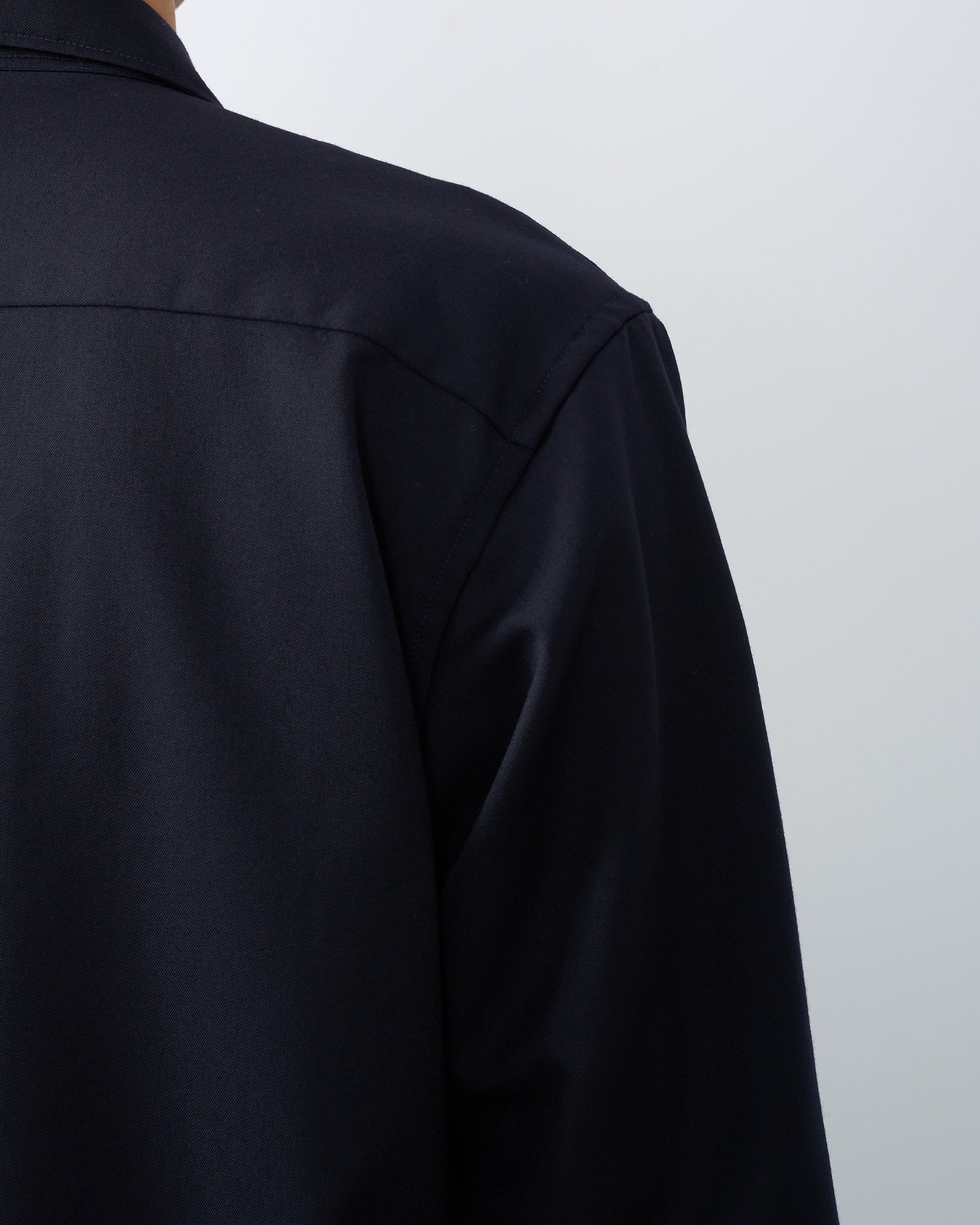 モデル着用時の横顔アングル、ウールギャバジンシャツの上品な印象と着こなし方。Profile view sophisticated styling
