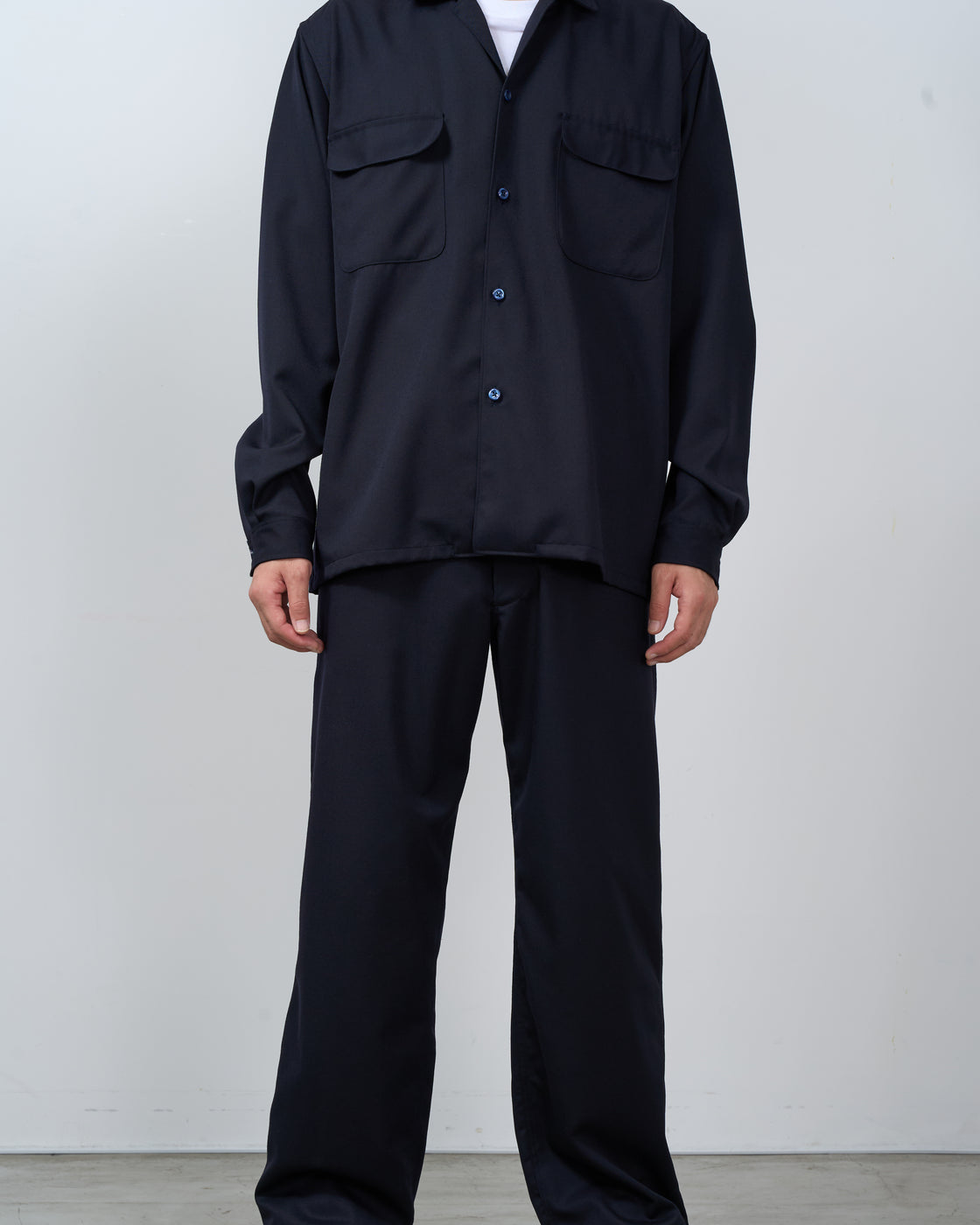 Dhalオープンカラーシャツの着用感、日本製ウールギャバジンの高品質な仕上がり。Wearing comfort Japanese wool gabardine quality