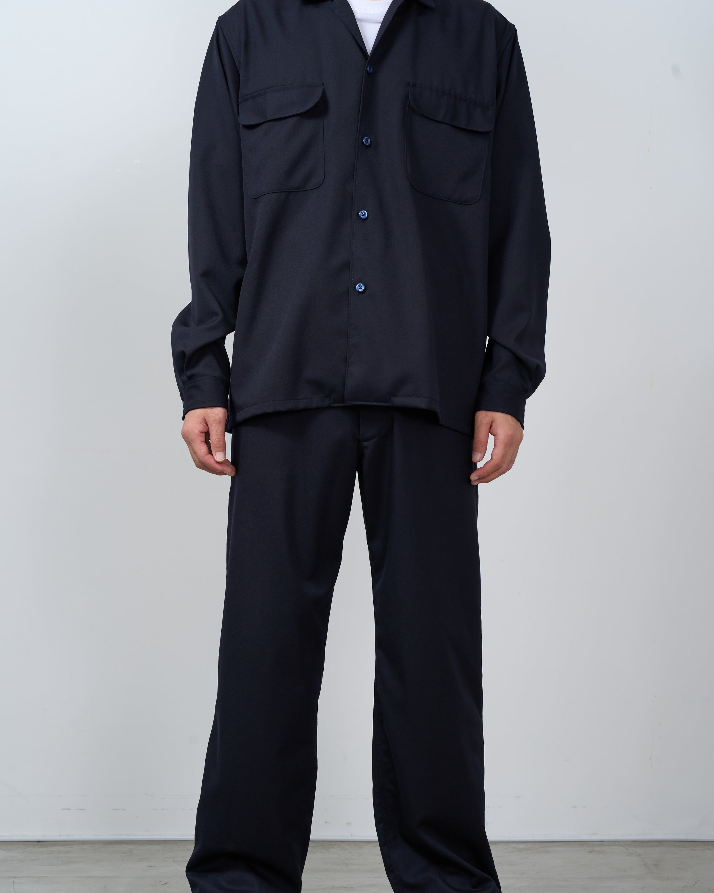 Dhalオープンカラーシャツの着用感、日本製ウールギャバジンの高品質な仕上がり。Wearing comfort Japanese wool gabardine quality