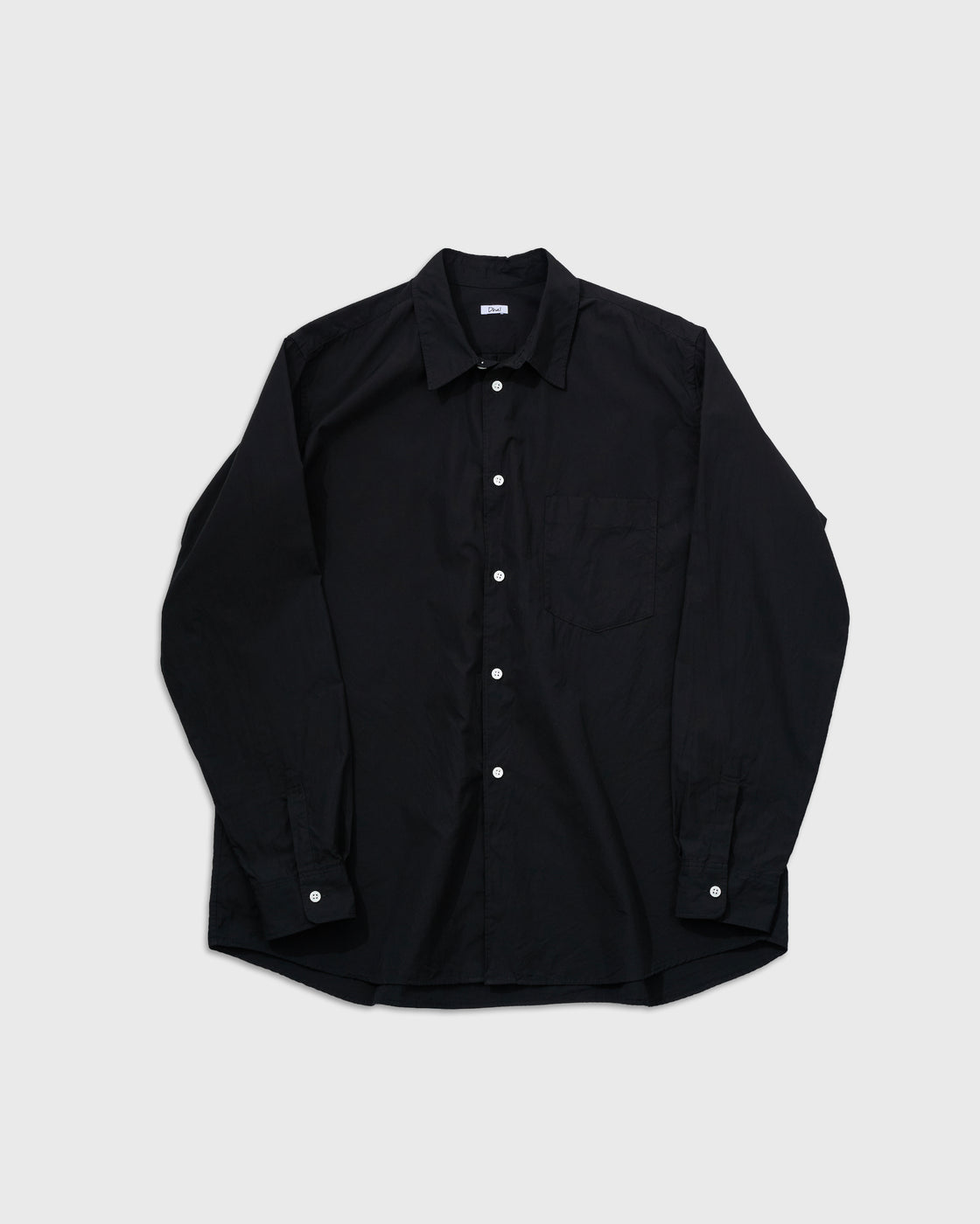 Dhal 100/2 Poplin Regular Shirt Black メンズ長袖シャツ正面全体像、100番手双糸ポプリン生地使用、白フロントボタン、日本製高品質cotton shirt