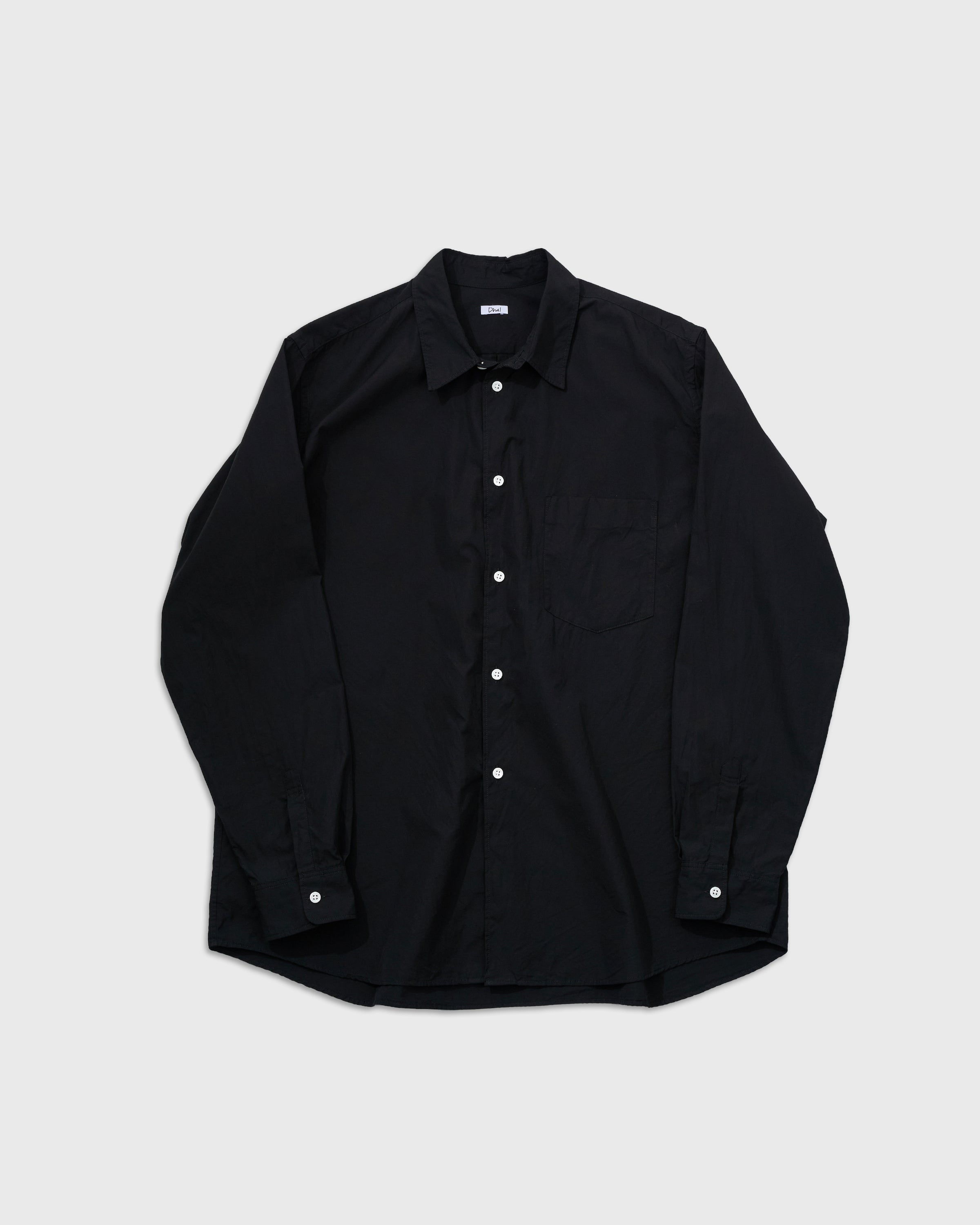 Dhal 100/2 Poplin Regular Shirt Black メンズ長袖シャツ正面全体像、100番手双糸ポプリン生地使用、白フロントボタン、日本製高品質cotton shirt