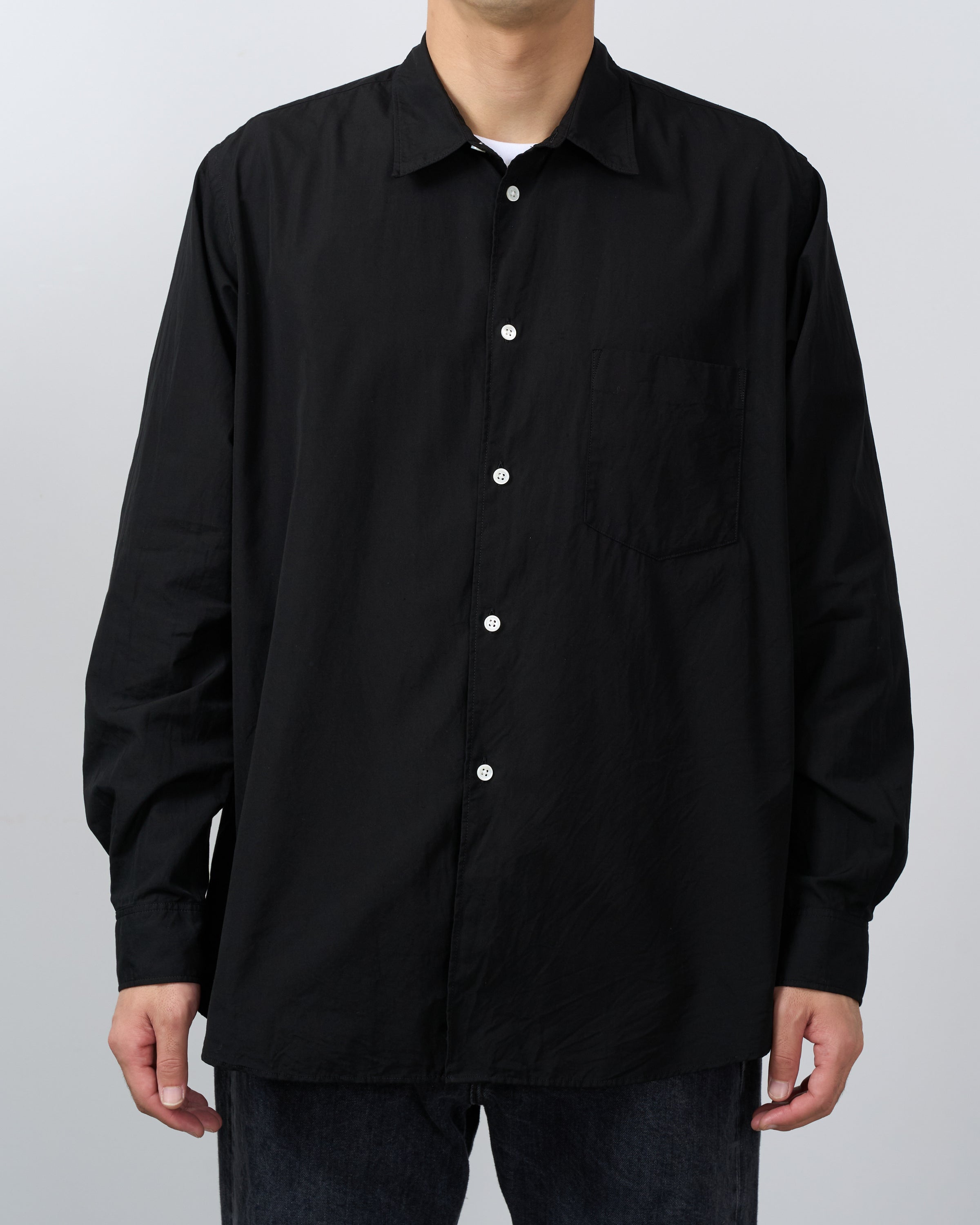 身長178cmモデル着用Lサイズ、Dhal Black Regular Shirt全身コーディネート、優雅なシルエット、poplin fabric軽やかな着心地を表現