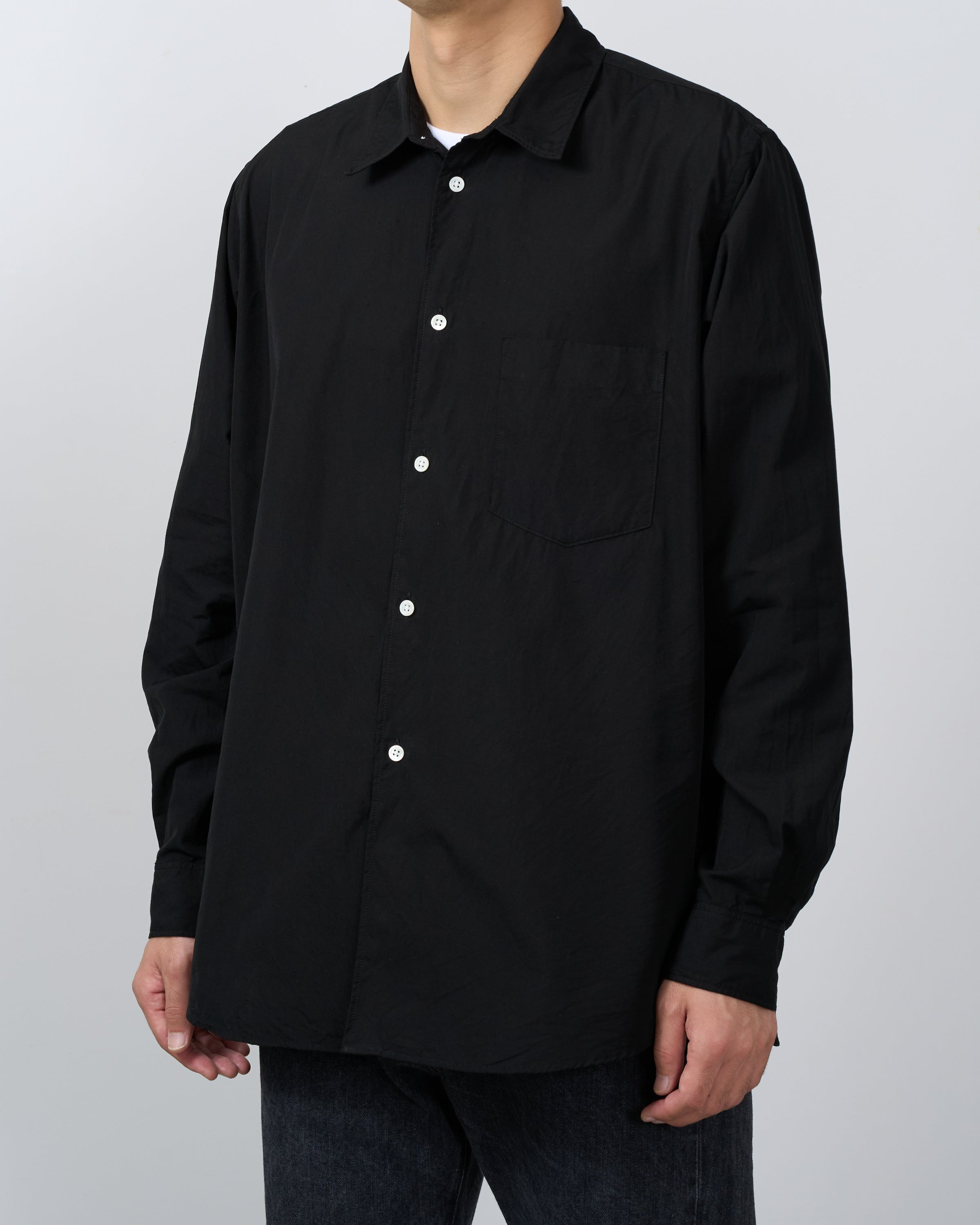 Dhalブラックシャツ上半身着用画像、コンパクト肩幅から裾への美しいドレープ、100/2 poplin cotton texture質感、日本製menswear