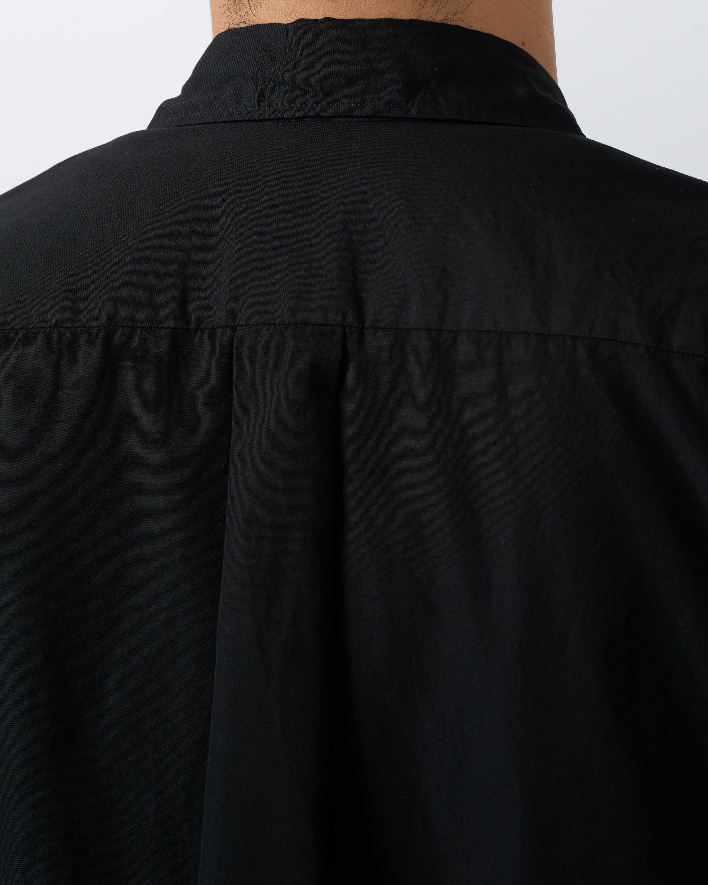 Dhal Black Shirt横からの着用画像、コンパクト肩幅設計確認、poplin fabric drape美しいフォルム、日本製cotton shirt profile