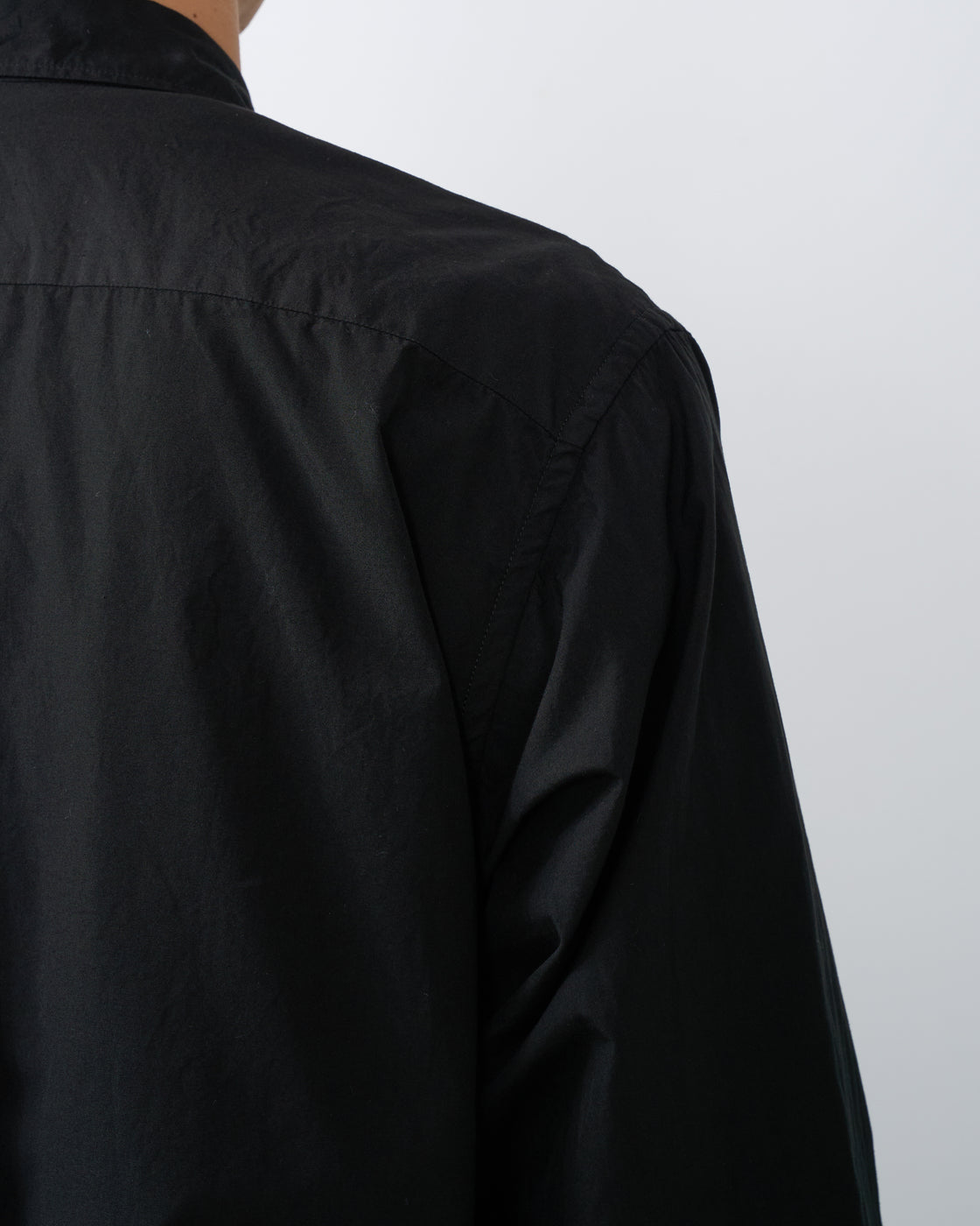 Dhal Regular Shirt着用時の自然なドレープ、100/2 poplin cotton軽やかな着心地、日本製menswear wearing comfort表現