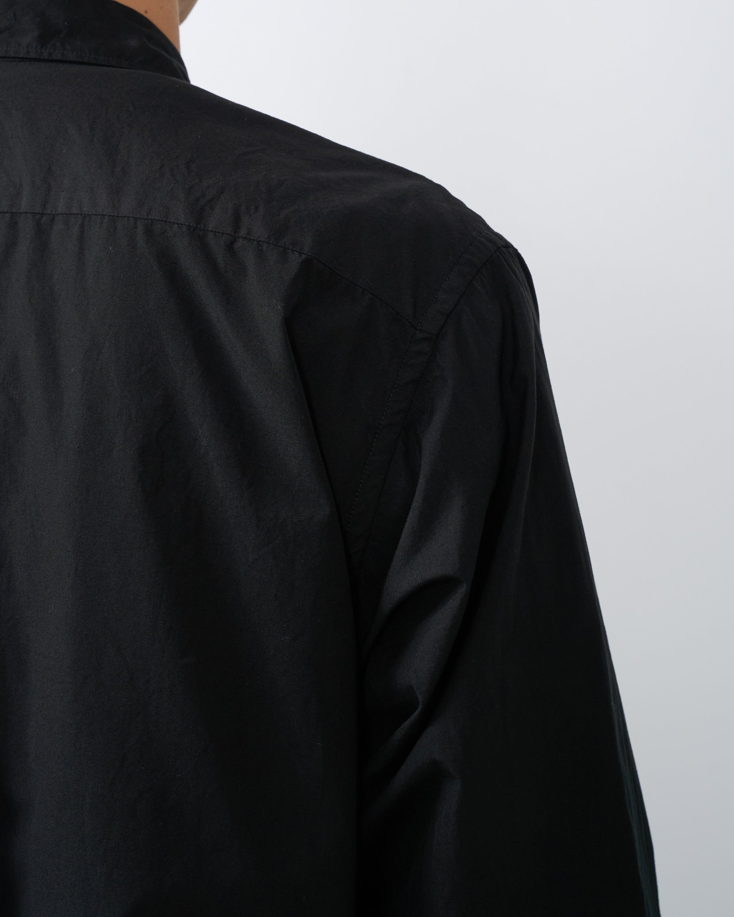 Dhal Regular Shirt着用時の自然なドレープ、100/2 poplin cotton軽やかな着心地、日本製menswear wearing comfort表現