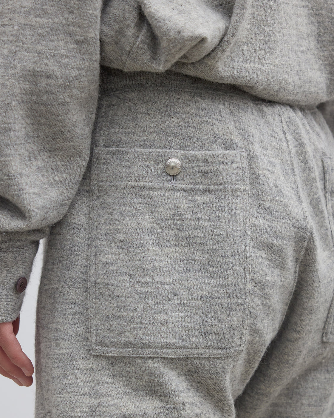 Keylime Tokyoのシェットランドコットンヘザーニットストレートパンツの着用例、深めの股上とストレートラインが生み出すリラックス感と洗練されたスタイルを両立したグレーのイージーパンツ